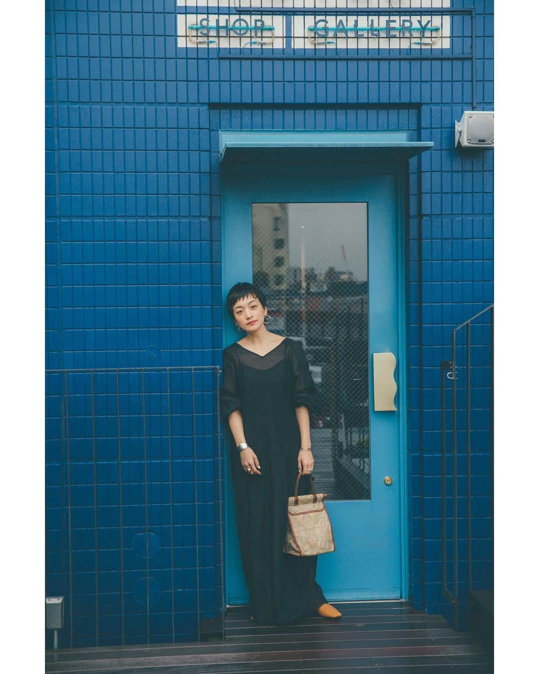 高山都さんのインスタグラム写真 - (高山都Instagram)「黒のワンピースはワタシにとって、一年中好きな服。 どんなシーンにもハマるし、小物合わせやスタイリングでいろんな印象に変えられる万能性にも信頼を寄せています。  春夏の黒は重たくならないように、シアー(透け)感を大事にしました。 で、肌見せの分量も。 前は浅いV字で、後ろは大胆に開いたカシュクール。 これ前後逆にしても着られるデザインです。  カシュクールを前にする時に、あえてタンクトップなんかを見せちゃうスタイリングもオススメ。  そして、これインナーのペチコートは付属でついてますが、別売りでカップ付きのキャミソールも作りました。 打ち合わせ中の、背中開きの服の時のインナーって困るよねーから生まれたこのデザインは、素材もよく伸びて、しかも見えて可愛いデザイン。 よく、お洋服は素敵なのに、インナー合わせが勿体無いなーっていうのも見るので、これ一枚持っておけば、夏の肌見せスタイルも色々使えちゃいます。  3枚目以降は、ヴィンテージのスカーフやラフなジャケットとサボで、エスニックな要素を入れて、強さを出したスタイリング。 これもすごく気に入っています。  こういう二面性を作れるのが、黒のワンピースの万能さだと思う。  #framework #都ふく　#高山都」4月17日 10時46分 - miyare38