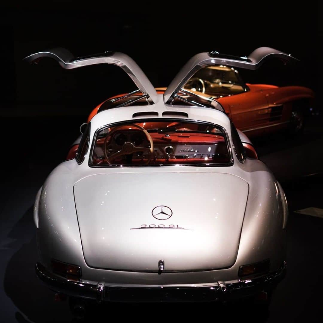 メルセデス・ベンツさんのインスタグラム写真 - (メルセデス・ベンツInstagram)「We left the gullwing-doors of our Mercedes-Benz 300 SL open for you. Enjoy a #museummomentofzen even if a lot of museums are closed at the moment. 📸 by @benediktmaeckle via @mercedesbenzmuseum . #MBclassic #MercedesBenz #mercedesbenzclassic #Museumfromhome #closedbutopen #digitalmuseum #ClassicCar #InstaCar #DreamCar #Classic #daimler #photography #backinthedays #performance #thebestornothing」4月17日 11時00分 - mercedesbenz