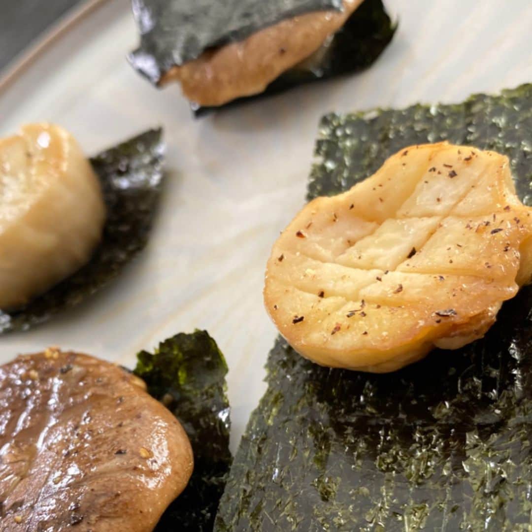 馬場裕之のインスタグラム：「エリンギ磯辺焼き 材料 エリンギ とけるチーズ 塩胡椒 オリーブオイル 醤油 海苔 今回は動画に初チャレンジしてみたので是非YouTubeで観てみて作ってください😊 プロフィールからYouTube観れます🙆‍♂️ . . 動画はこちら➡️➡️➡️ @hiro88 . . 『料理バトンリレー受け取りました』 料理研究家の脇雅世先生より始まりバトンパスで次の料理家につないでいく素敵なお料理リレー企画。うどんスナック『松ト麦』店主井上コンさんよりご指名いただき、帆立を使わないエリンギの磯辺焼きをご紹介します。 僕からのバトンは栄養のお姉さん『まなぱん』こと管理栄養士、豊田愛魅さん、ミヤギテレビOH！バンデスでお世話になってるフードコーディネーター、早坂明子さんにバトンをお渡しします。 #うちで過ごそう  #stayhome  #料理リレー  #cookingrelay  #脇雅世宮川順子うすいはなこ藤田純子桑折敦子中田マリアキムナレはらかおりみなくちなほこ本田真理tomokokitamuraボルサリーノ関森脇千絵阿部由希奈井上こん馬場裕之豊田愛魅早坂明子  #おうち時間  #おうちごはん  #吉本自宅劇場  #馬場ごはん」
