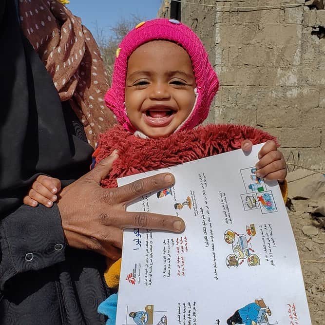 国境なき医師団さんのインスタグラム写真 - (国境なき医師団Instagram)「元気いっぱいに回復した女の子。弾けるような笑顔を見せてくれました！ . ここは、5年以上紛争が続いている中東のイエメン。経済危機も続き、貧困に苦しむ人や栄養失調に陥る子どもが少なくありません。 . また、コレラの患者も増えています。この親子もひどい下痢が続き、国境なき医師団（MSF）のコレラ治療センターへとやって来たのです。 . MSFは、2人の治療に加えて、お母さんには予防法の指導も実施。手の洗い方から、経口補水液の作り方や清潔でない水を飲めるにようする方法まで、しっかり伝えました。 . 自分を、そして、大切な家族を感染症から守れるように。MSFは健康教育にも重点を置いています。 ------------------------------------- イエメンの活動ニュースは公式サイトから。プロフィールのURLリンクからどうぞ→@msf_japan . -------------------------------------- © Majd Aljunaid/MSF  #国境なき医師団 #MSF #イエメン #コレラ #感染症 #清潔　#予防 #手洗い #photooftheday  #スマイル　#笑顔　#写真部 #写真好きな人と繋がりたい」4月17日 11時02分 - msf_japan