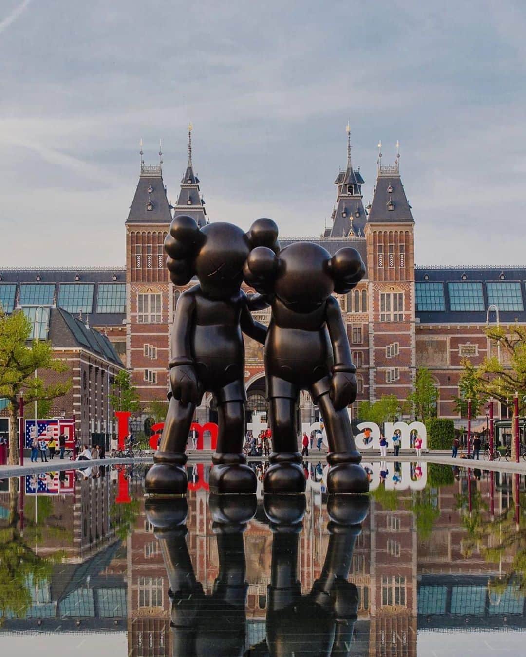 KAWSONEさんのインスタグラム写真 - (KAWSONEInstagram)「#Repost @artzuid ・・・ Support each other at all times ❤️ (with the appropriate distance of 1.5m of course)  #stayhome #staystrong #staysafe  Image: ARTZUID 2015 KAWS, ‘Along the way’ (2013) #supporteachother #kaws #museumplein #artzuid #outdoorart  #KAWS #artinpublicplaces #sculpture #sculptureart #artzuid2015 #artphotography #stayhealthy #picoftheday #art #itsokaynottobeokay」4月17日 11時04分 - kaws