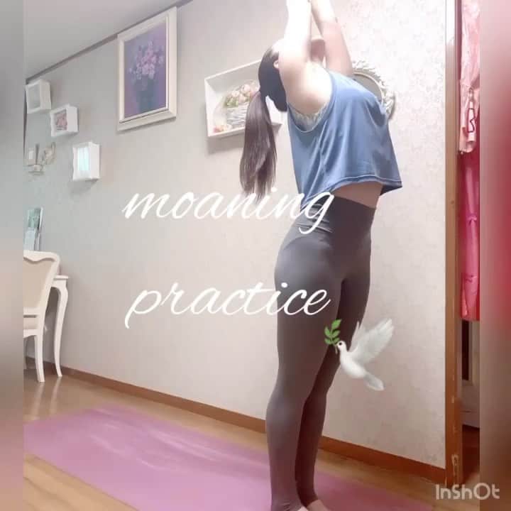 天咲千華のインスタグラム：「morning  yoga practice🕊  今日という日が皆様にとって笑顔溢れるすてきな一日になりますように💐」