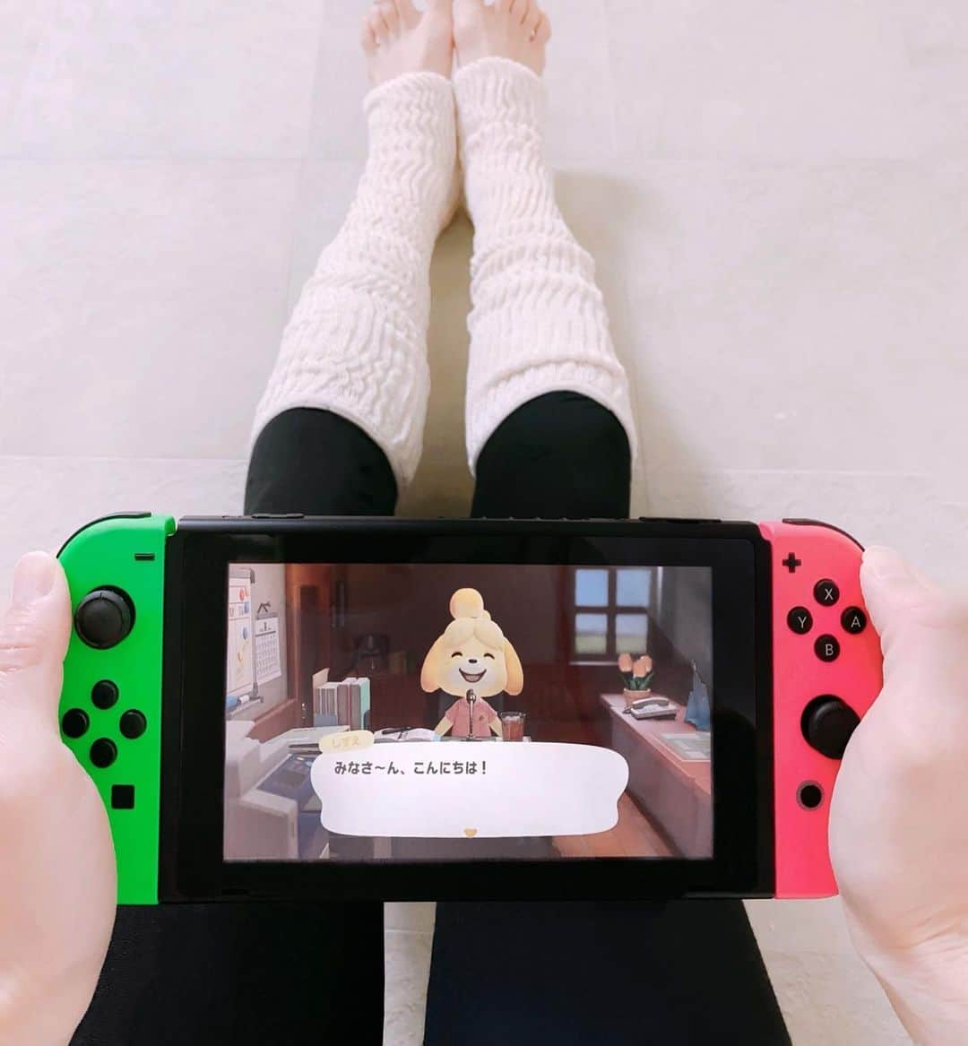 土屋香織さんのインスタグラム写真 - (土屋香織Instagram)「𓆸 .おうち時間🧸あつ森が日課🎮笑 . むくみ予防でよく脚を上にあげてます。 筋肉使ってないからか ちょっと脚が細くなってきた気がするのは気のせい🤔？ . 昼と夜の寒暖差が大きいこの時期は レッグウォーマーがあると便利♡ 私が履いてるのは 内側がつむぎのシルク100% 外側はコットン100%のレッグウォーマー◡̈ シルクってほんとあたたかいの♡ 今日はレギンスの上から履いてるけど 直接素肌に履くと肌がすべすべに。 @silkdekyoto のものです。 LINEお友だち登録 &会員登録で すぐに使えるクーポン500円分もらえるそうなので 公式アカウントを見てみてくださいね◡̈ . 寒がりの私は冬場のランの時 タイツの上にレッグウォーマー履くので これも活用しようっと🏃‍♀️♡ . . . . . #silkdekyoto #silkdekyoto公式オフィシャルショップ #シルク #冷えとり #冷えとり靴下 #素肌に最高の贅沢を #冷え性 #温活 #おうち時間 #あつまれどうぶつの森 #あつ森 #switch #staysafe #stayhome #stayhealthy #レッグウォーマー #ルームウェア #instarunners #ランニング女子 #ハシリマセンデシタグラム #positivevibes #ig千葉ランナーズ #ランニングママ #寒がり #冷え性改善 #冷え性対策 #ていねいな暮らし #ていねいなくらし #心地よい暮らし #むくみ解消」4月17日 11時28分 - kaorintsuchiya