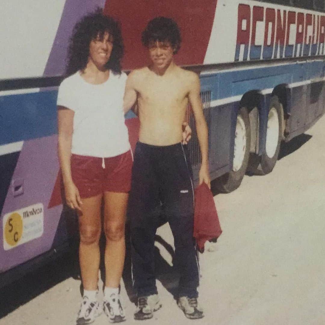 のインスタグラム：「En las buenas , en las no tan buenas , en las más o menos ? Siii , siempre , pero por sobre todo en las malas siempre estuviste y vas a estar , por eso hoy te deseo un muy feliz cumple y q todos tus sueños se hagan realidad .. Te amo mamá !!! ❤️🙏😍🤱🏻🎉🎁🎈」
