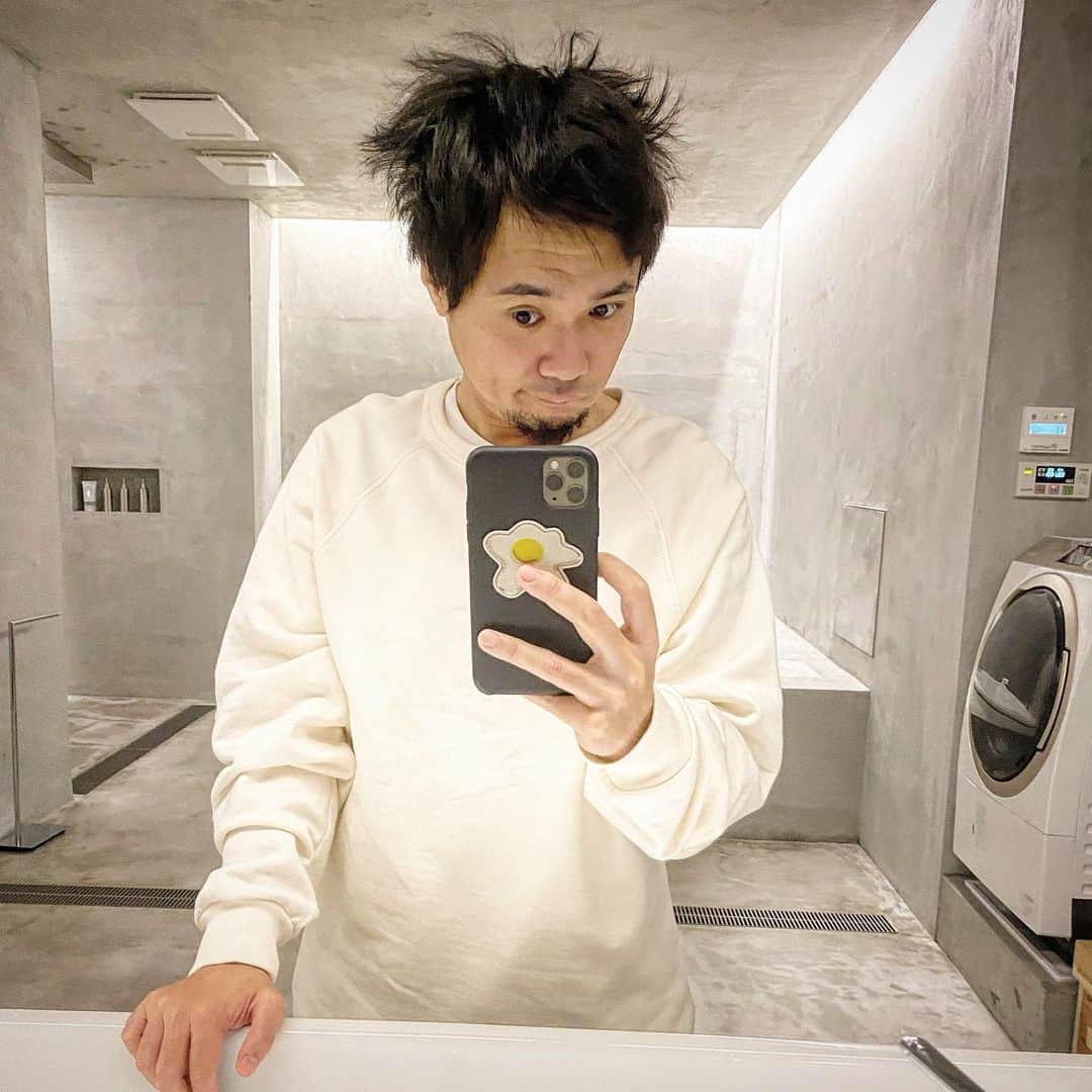 光本勇介のインスタグラム：「今日の寝癖は立体的。」