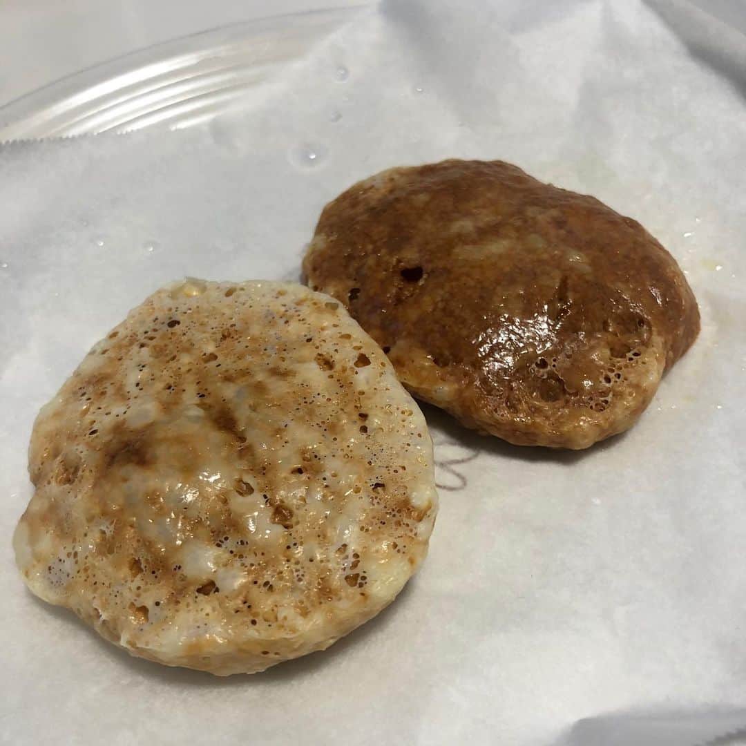 西尾季隆のインスタグラム：「ベビーチーズを電子レンジで1分、 裏返して1分やったおやつです。 茶色がカマンベール入り、白い方がモッツァレラ。 見た目イマイチですがうまいですよ！ #お家でカンタンおやつ」