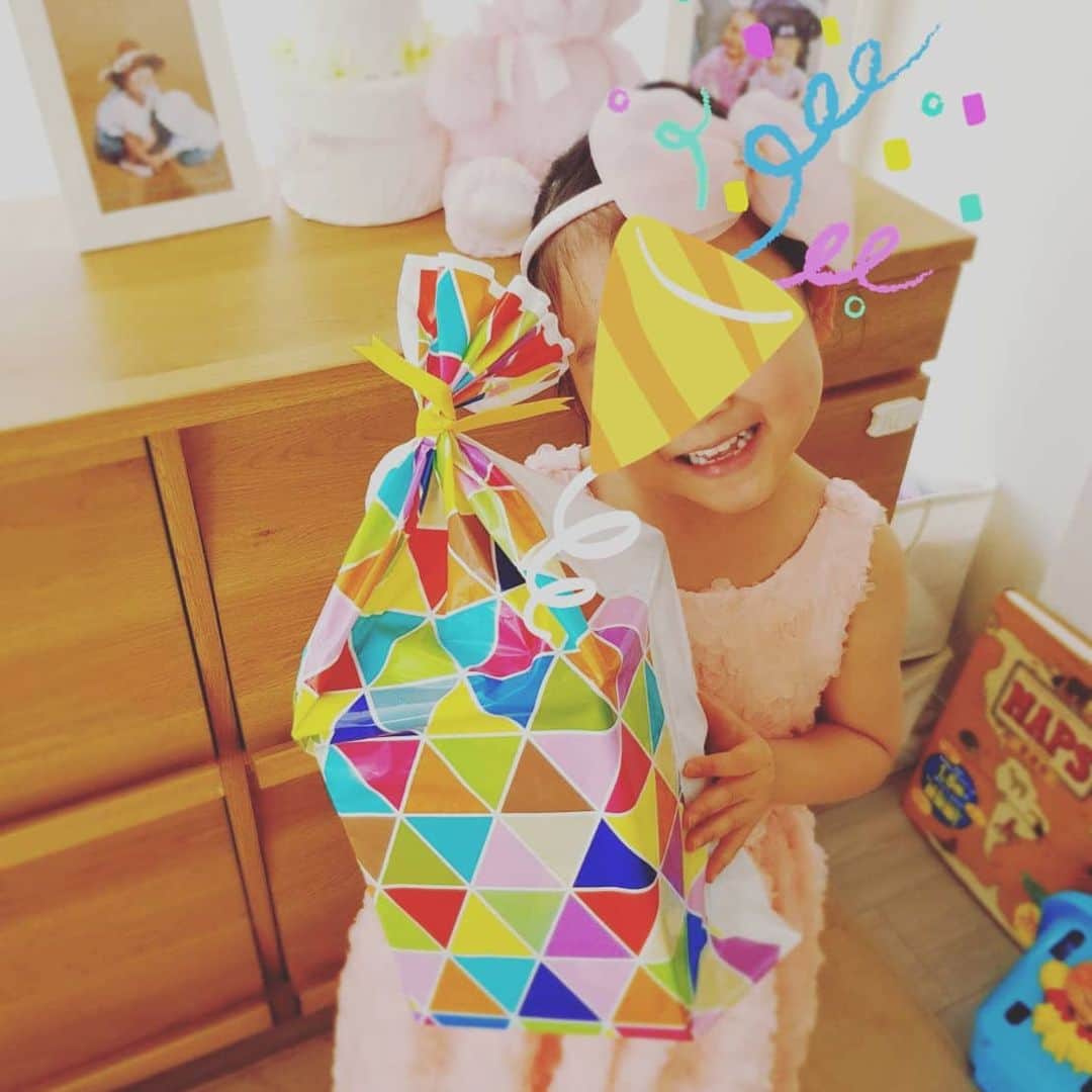 高萩洋次郎のインスタグラム：「おめでとう🎂  昨日は長女の誕生日でした。  家族みんな揃ってお祝いをしたかったけど、こういう状況なので、じぃじばぁば、兄夫婦、妻の妹とテレビ電話をつないでお祝いをしました。  集まれるようになったら、改めてお祝いをしたいと思います。  #happybirthday  #誕生日」