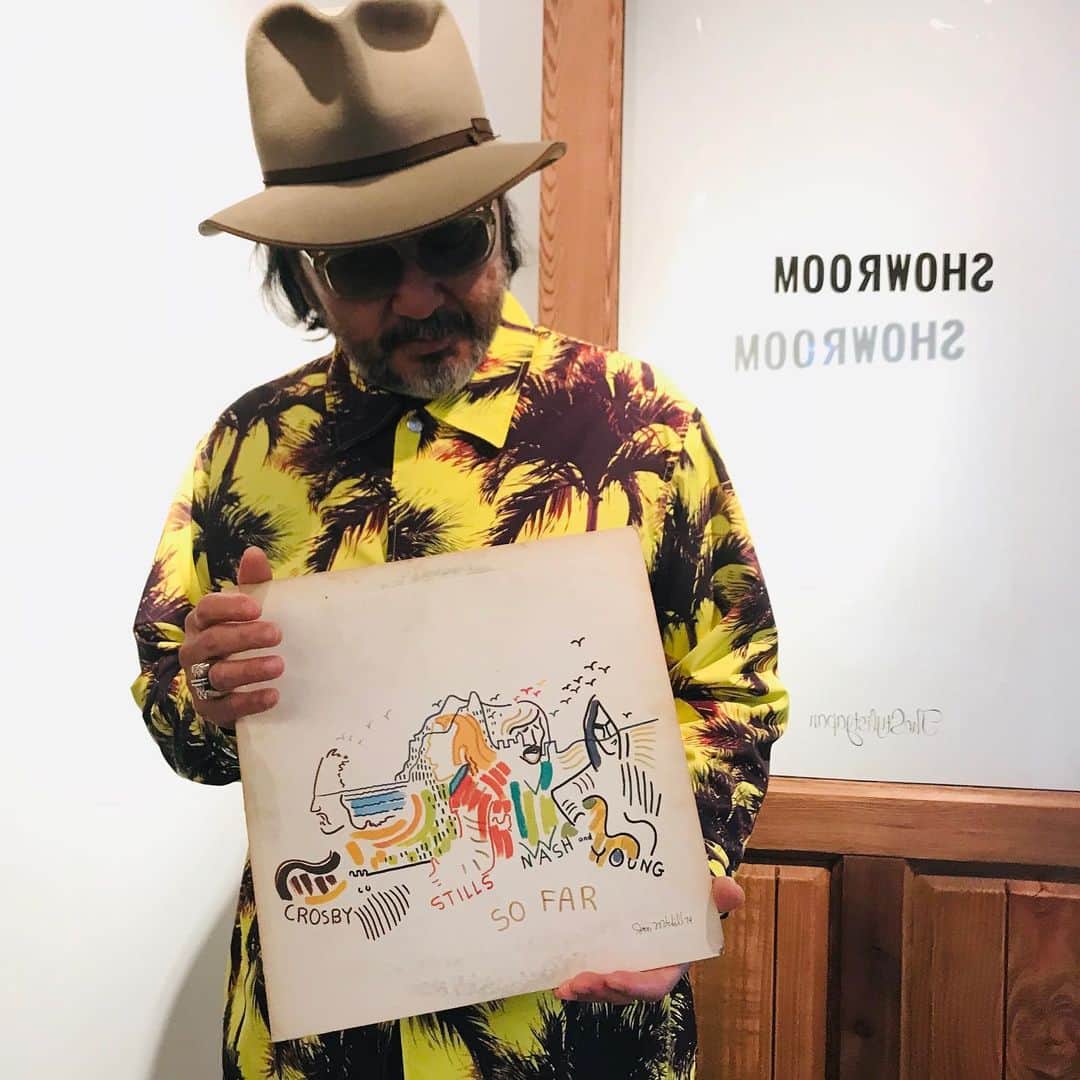 のインスタグラム：「#今日の1枚  #crosbystillsnashandyoung  #sofar  #coverart#jonimitchell  #coachjacket #thestylistjapan @the.stylist.japan  #tshirt #tenderloin #fatiguepants  #engineeredgarments #hat #borsalino #eyeglasses #白山眼鏡  #thestylistjapan #sneaker #hokaoneone #mensfashion #vinylcollection」
