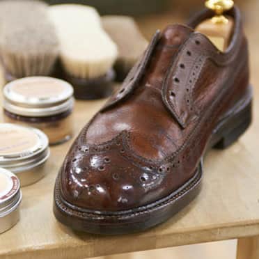 東急ハンズさんのインスタグラム写真 - (東急ハンズInstagram)「＼靴箱に大事な革靴を眠らせていませんか？／⁣ ⁣ 磨けば磨くほどに、輝きも愛着も増してくるのが革靴の魅力。⁣ ⁣ 最初は面倒に感じるかもしれませんが、⁣ シューケアは始めると、どっぷりハマる人も多いんです👍⁣ ⁣ 革靴がピカピカになると気持ちもすっきりしますよ✨⁣ ⁣ コロンブスとコラボ！⁣ 使いやすさにこだわってつくったシリーズもぜひお試しください❗⁣ ⁣ 東急ハンズオリジナル シュークリーム 各色 900円＋税 ⁣ シューケアセット 7,300円＋税⁣ ⁣ ヒントマガジンでは、お手入れ方法を詳しくご紹介しています！CHECK👇⁣ https://hands.net/hintmagazine/care/shoecaremethod-170928.html ⁣ #東急ハンズ #ハンズでみっけ #ハンズでゲット #ハンズ #tokyuhands #ヒントマガジン⁣ #シューケア #革靴 #大人の趣味 #趣味 #シューズ #シューズクローク #足元コーデ #革靴好き #革靴女子 #革靴男子 #革靴倶楽部 #革靴磨き #靴磨き #紳士靴 #断然革靴派 #今日の足元 #足元くら部 #足元倶楽部 #靴のお手入れ #お手入れ #靴磨きセット #靴磨き倶楽部 #プレゼントにおすすめ #自分へのプレゼント⁣ ※一部店舗では取扱いがない場合がございます。」4月17日 12時00分 - tokyuhandsinc