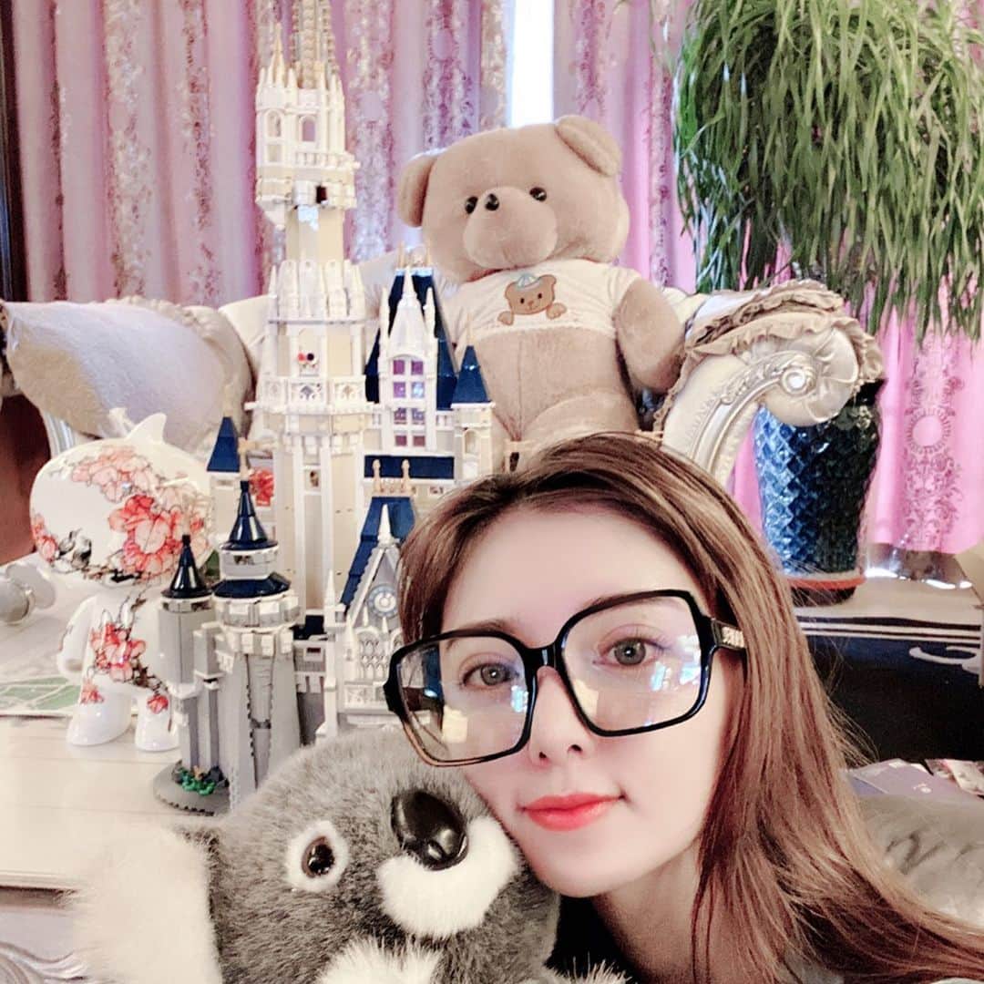 のインスタグラム：「LEGOに挑戦しました！  とても難しかったので、スタッフと力を合わせてやっと完成。  私の人形飾りましたよ♪  #alan  #アラン  #阿兰  #うちで過ごそう  #stayhome  #がんばろう  #lego」