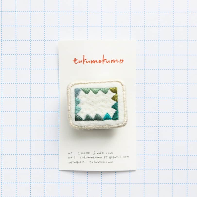 手紙社さんのインスタグラム写真 - (手紙社Instagram)「【オンライン「ブローチ博&耳飾りパーティー」week3 出品者紹介：tukumokumo】 手刺繍で一つひとつ制作しているtukumokumoのブローチは、ふっくらした立体感とポップな色遣いが魅力。ぎゅぎゅっと密度が詰まった花を、グレーや水色、ベージュに紺などの落ち着いた色味の布地に刺繍することで、愛らしさを引き立てます。春にぴったりなブローチを身につければ、足取りも軽く心弾む1日が始まりそうです。 . ▶︎オンラインショップ「えりすぐり手紙舎」は「@kamihaku2020」のリンクへ . ▶︎開催スケジュール（改訂版）などの詳細は「@tegamisha」のリンクより手紙社公式サイト「NEWS&TOPICS」へ . ▶︎ week3は4月19日（日）18:00まで . ▶︎ 事前に商品をチェックできる「プレビュー期間」は、オープン日前日の18:00〜当日9:00まで . #手紙社#手紙舎#tegamisha#紙博#kamihaku#紙博inえりすぐり手紙舎#紙博in仙台#えりすぐり手紙舎#手紙社オンラインショップ#オンラインショップ#ブローチ博#耳飾りパーティー#耳飾り#ピアス#pierce#イヤリング#earring#ブローチ#brooch#tukumokumo」4月17日 12時17分 - tegamisha