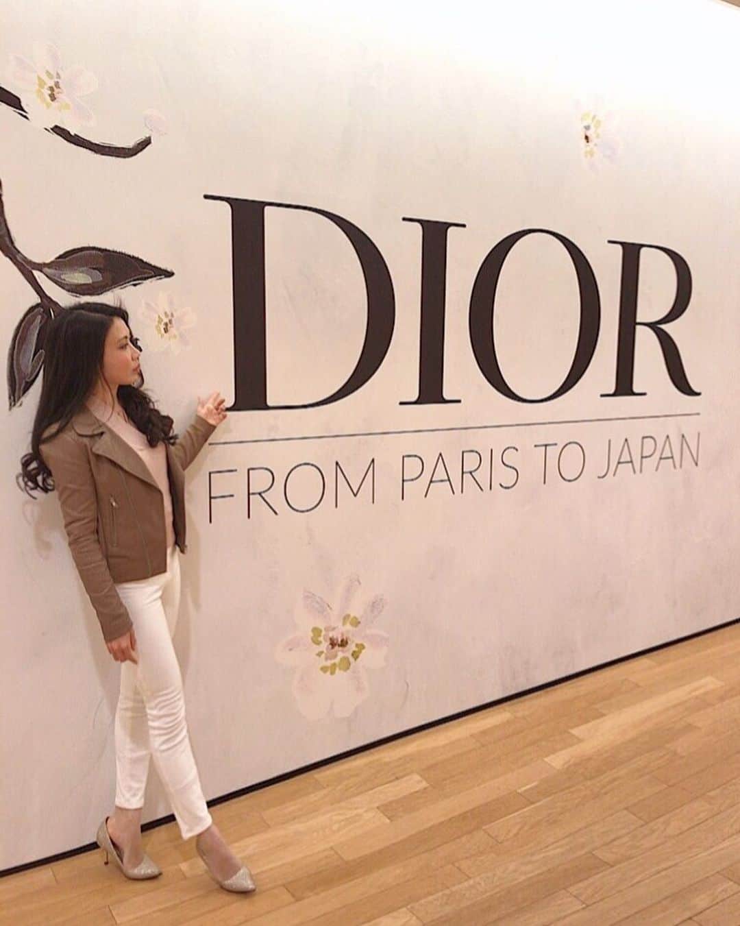 mahoさんのインスタグラム写真 - (mahoInstagram)「(*´꒳`*)🌸横にスワイプしてね👉 。 先日の#Dior の#展示会　に！ 。 #ドレス　や#バック　可愛いの 沢山あった(*´꒳`*)❤️ 。 。 #香水　も結構持ってる方多いけど… 最近は#トートバッグ　が流行ってるね！ 。 。 。 自分も#トートバッグ　欲しい🌸 某日はエルメス　の某… #東京　にてだったけど延期になったのよねˁᵒ͡ˑ̉ᵒˀ💦 。 。 けど#コロナ　が終息すれば また優先で招待してもらえるから楽しみ❤️ 。 。 。 ってか芸能界のオファーきて たのよね💦 。 。 。 。 。 。 。 #fashion#shooting#fashionmodel  #ootd#コーティネート#おうち時間#カフェ巡り#lunch#肉#美活 #トレーニング#gym#格闘技#workout #パーソナルトレーニング  #美容#ミルクティーベージュ#食べ歩き#痩身 #東京#恵比寿#梅田#三宮」4月17日 12時24分 - i.0ff1cia1._.m.ah.0
