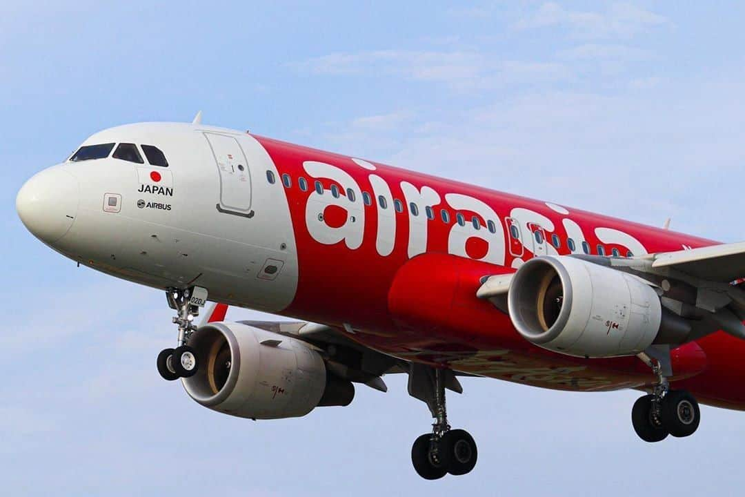 AirAsia (公式) のインスタグラム：「✈︎﻿ エアアジア×A320×また必ず・・・ ﻿ ﻿ 素敵なお写真ありがとうございます！﻿ エアアジアでは、#エアアジア360 をつけて投稿された素敵な写真を紹介させていただいております❤️ぜひ、各就航地や機体などのお写真をInstagramでご投稿ください📸﻿ ✈︎✈︎✈︎✈︎✈︎✈︎✈︎✈︎✈︎✈︎✈︎✈︎✈︎✈︎✈︎﻿ (Photo by @hyuuuga_31 さん)﻿ おはようございます☘﻿ ･﻿ ･﻿ #lcc祭り に参加させていただきます✈️﻿ ･﻿ AirAsia Japanさんも今月いっぱい全便運休だそう…💧 仙台でまた真っ赤な翼が見れますように🙏﻿ ﻿ 頑張れAirAsia Japan✨﻿ ･﻿ 2019.10.5﻿ AirAsia Japan/A320-216/JA02DJ﻿ ･﻿ ･﻿ #飛行機 #仙台空港 #仙台っこ空港部 #airasia #airasiajapan #エアアジア360 #a320 #飛行機倶楽部 #hikouki_club #exciting_vehicles #total_planes #throwbackspotting #ig_airplane_club #skypassport_photo #world_airplane_shots #worldaviation17 #飛行機のある風景」