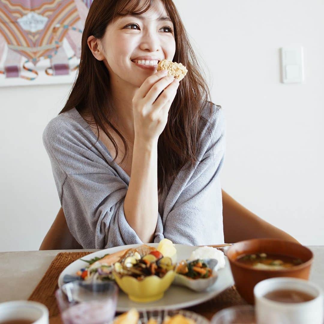 喜田彩子さんのインスタグラム写真 - (喜田彩子Instagram)「﻿ ﻿ おはようございます♡♡﻿ 朝食を食べながら、ふと『家族で3食こんなに毎日食べられることってなかなかないよね😊』と。﻿ ﻿ きっと子供達が大きくなったらこんなにもずーっと一緒にいられて、家族で揃ってゆっくりご飯を食べられることも減るので、今のこのお家時間も凄く大切で幸せな時間だし、毎日3食作るのも悪くないな🥘✨﻿ ﻿ 普段のような運動量が出来ない分、主人は運動担当！私に出来るのはやっぱり【食】﻿ 24/7ワークアウトさんから低糖質のおにぎりが発売されたので、朝食に出してみました🍙﻿ ﻿ 我が家はお米大好きなので、“ごはん”の量を我慢することは❌﻿ ﻿ この低糖質のおにぎりなら糖質最大75％OFFが実現し、13個食べても通常のご飯1膳分以下の糖質しかないんです👍🏻﻿ そして、食物繊維はたっぷりレタス約3個分。﻿ ﻿ とり五目と塩おにぎりがあって、子供達はとり五目が凄く美味しかったみたい♡﻿ お米一粒一粒がもちもちしていて食べ応えもあり、糖質制限ができるだけでなく管理栄養士監修で美味しく安心して食べられて家族にも好評🌿﻿ ﻿ 冷凍で届いて、チンするとすぐ食べられるので、子供達のおやつにも◎﻿ ﻿ おうち時間、色々見直すことや新しい発見があり、悪いことばかりじゃない🏠💕﻿ ﻿ ﻿  @247deli ﻿ #247部 #247deli #247workout #低糖質 #低糖質弁当 #低糖質ダイエット #ロカボ #糖質制限 #糖質制限ダイエット #ダイエット #おにぎり #stayhome #おうち時間 #おうち時間を楽しむ﻿ #PR #おうちごはん #こどもごはん #朝食 #moaning #저녁 #和食 #和食ごはん  #お料理 #料理 #cooking  #요리 #喜田家ごはん #ごちそうさまでした  #잘먹었습니다」4月17日 12時29分 - ayacokida