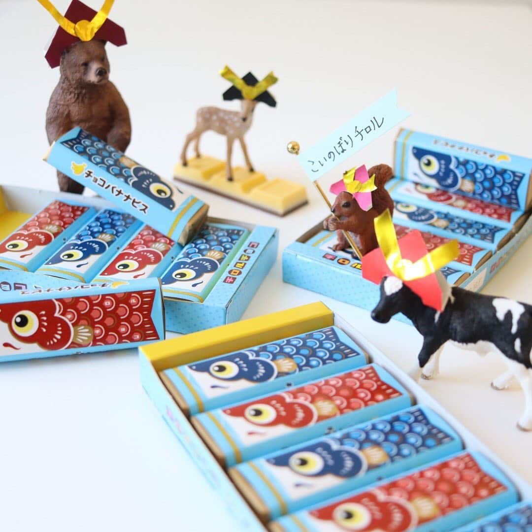 チロルチョコのインスタグラム：「こどもの日企画🎏﻿ 飾って！﻿ 食べて！﻿ 楽しめる🥰﻿ ﻿ バナナチョコとミルクチョコでビスケットを包んだバータイプのチョコレート🗣﻿ ﻿ ビスケットのサクサク感とバナナの風味が味わえます😋﻿ ﻿ 箱のまま立てかければ、ミニこいのぼりとして楽しめますよ❤﻿ 🎏﻿ 🎏﻿ ﻿ ぜひお試しください🗣﻿ ﻿ ／﻿ Twitterにてキャンペーン実地中❗️﻿ ＼﻿ ﻿ チロルチョコTwitterアカウント （TIROL_jp） にてワクワクなキャンペーン実施中です☺️🍫﻿ ﻿ 参加方法はストーリーをチェック💁🏻‍♀️✔﻿ ﻿ たくさんのご参加お待ちしております🤗﻿ ﻿ ﻿ ﻿ ﻿ ﻿ #おかしつなぎ #コロナに負けるな﻿ #tirol #tirolchoco #チロルチョコ #チロル #おやつタイム #chocolate ﻿ #おやつ #onmytable #sweetstable #スイーツ部 #おうちカフェ #日々の暮らし #チョコ #おやつの時間  #スイーツ女子  #チョコラブ  #chocolatelover  #snack #スイーツ大好き #sweetsmile #スイーツ  #shopチロルチョコ#こどもの日#こいのぼり#新商品﻿ #キャンペーン開催中#Campaign#Twitterキャンペーン﻿」