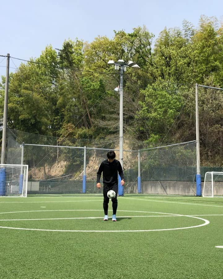 チョ・ヨンチョルのインスタグラム：「요즘 심심한 2인⚽️ (팀에서 내준 숙제.유스선수들도 집에서 쉬고 있는 상황이라 탑팀선수들 리프팅 영상을 보고 따라하는 과제를 준다고 해서 심플하게 촬영🎥얘들아 퐈이팅~) . . 暇人たち。⚽️(チームも休みで、ユースの子たちも家で休んでるのでトップの選手たちのリフティング動画をみて練習するからビデオを頼まれたのでシンプルな感じでとりました！笑)」