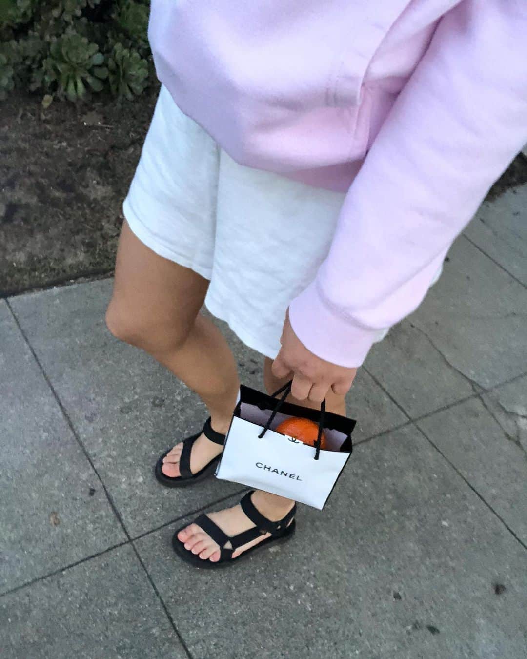 のインスタグラム：「Look of the day walk of the day🍊 #ootd #chanel #quarantinediaries #la」