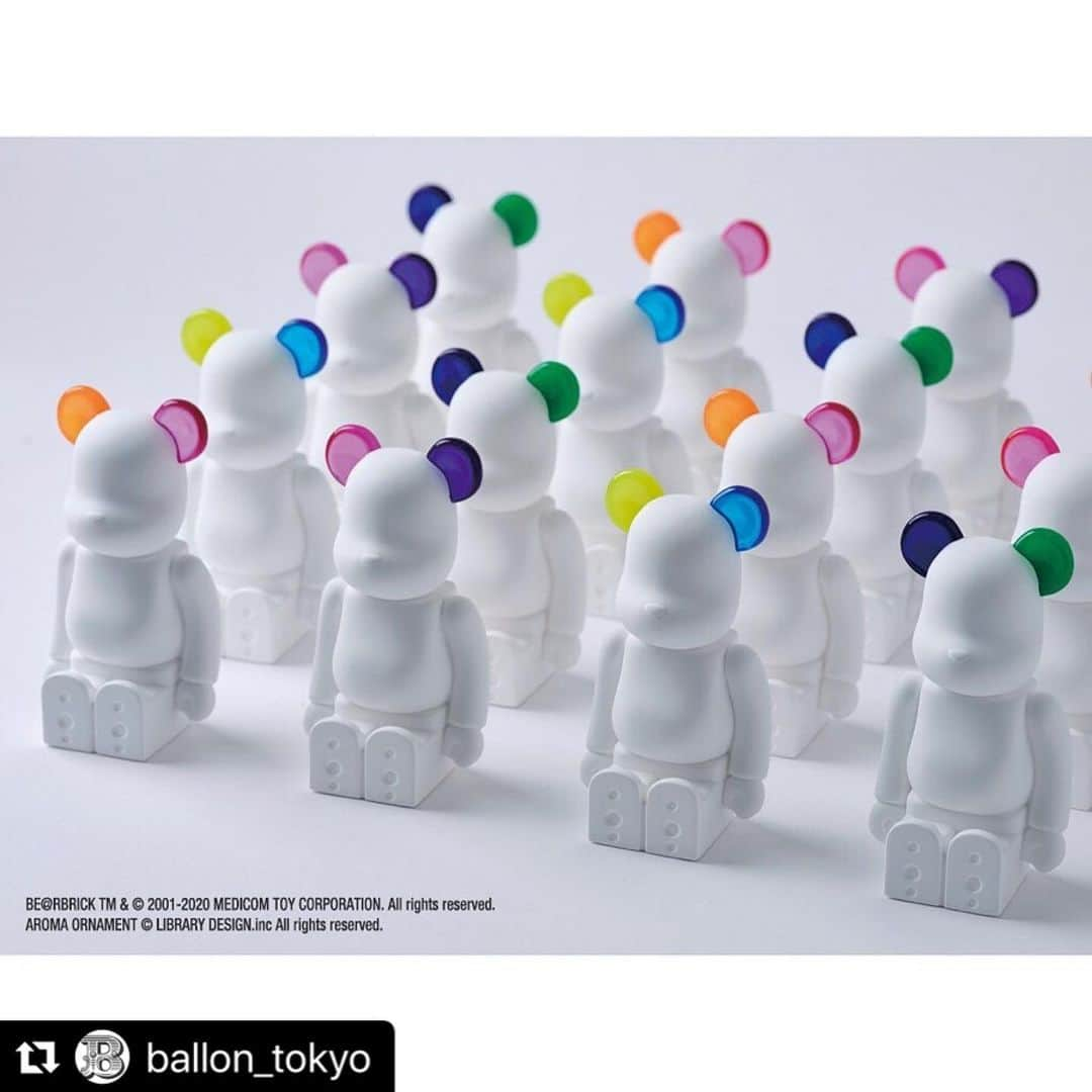 MEDICOM TOYさんのインスタグラム写真 - (MEDICOM TOYInstagram)「#Repost @ballon_tokyo with @make_repost ・・・ ［Bibliothèque Blanche ］ BE@RBRICK AROMA ORNAMENT No.0 COLOR W-DOUBLE-  ORANGE/PINK NAVY/GREEN YELLOW/BLUE PINK/PURPLE  WHITE = 7 colors mixed.  太陽光(白色光)のスペクトル・プリズムで分光すると現れる7色の帯をイメージした7色をネオンカラーで表現。  No.0 COLOR W-DOUBLE-は No.0 COLOR の 7 カラーより左右の耳の色を変えたコンビネーション。香りも No.0 COLOR の 7 カラーのそれぞれのカラーに合わせたブレンド。色と香りでコンビーネーションを楽しめるプロダクトになっています。  サイズ：全高約12cm 素材：石膏/樹脂 付属品：BOOK 型ギフトボックス(縦 20cm× 横 15cm× 厚み 6.5cm) オリジナルフレグランス　10ml 調香：ライブラリーデザイン 原型製作：メディコム・トイ 企画：Bibliothèque Blanche 製造元・販売元：ライブラリーデザイン  MADE IN JAPAN ※ベアブリック本体は可動しません。 ※台座（ディスプレイスタンド/ベース）は商品に含まれません。 別売りにてご購入いただけます。  #aromaornament #石膏　#bibliothequeblanche #bibliothequeblanc #madeinjapan #white #pink #orange #yellow #green #blue #navy #purple #rainbow #rainbow🌈 #neon #neoncolors #7colors #sevencolors #zero #蛍光 #蛍光色 #bearbrick #bearbrick200 #W #double」4月17日 12時43分 - medicom_toy