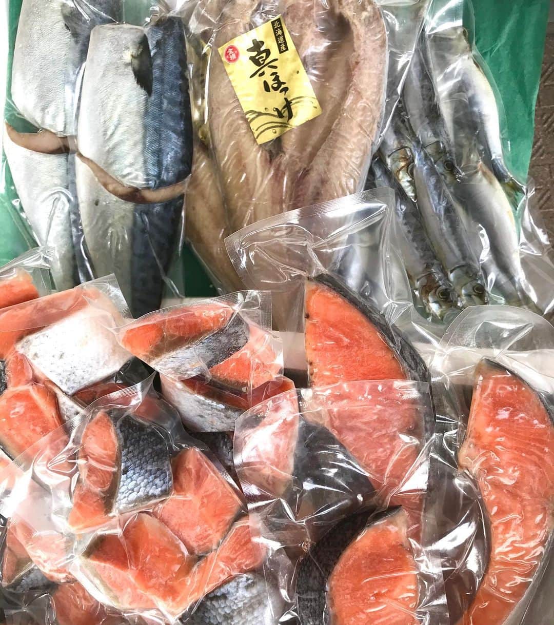 岡まゆみのインスタグラム：「大阪から宝箱が来たぁぁぁ❣️「籠城食のひと品に加えてください」との温かなメッセージと共に…こんな御時世にひとの温かみをひときわ感じる…ありがとうありがとうありがとう❣️美味しくいただきます…感謝‼️#大阪#籠城食#鶴賀屋#魚#岡まゆみ」