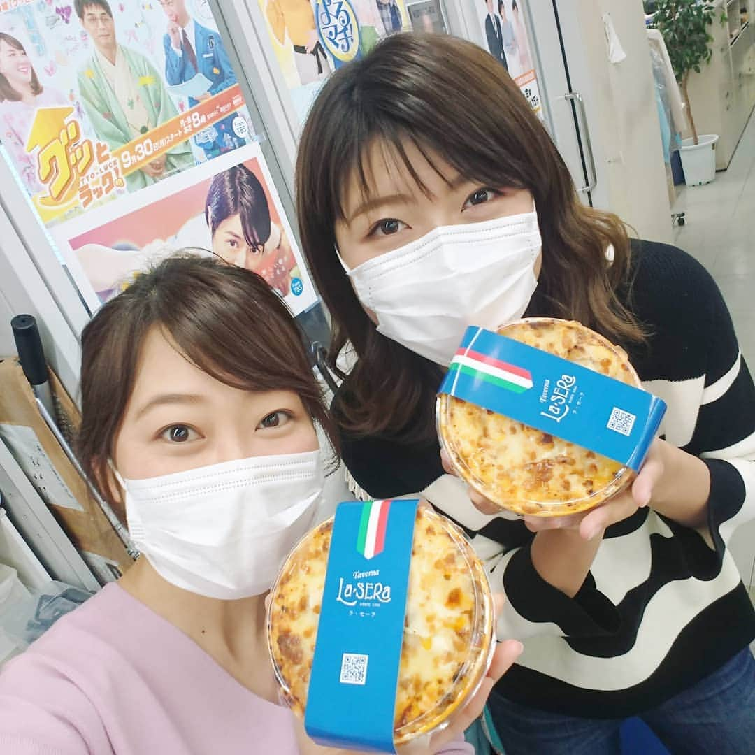 滝香織さんのインスタグラム写真 - (滝香織Instagram)「#ラセーラ の#ラザーニャ ✨ @la.sera808 まゆちゃんと❤️ . #飯田万結 アナ  #ほのボーノ の#テイクアウトグルメ の取材に便乗していただきました😁  焼けた#チーズ の香ばしさと#ミートソース のこく、#ホワイトソース のクリーミーさ🎵 めっちゃ美味しい！！ 結構ボリュームがあって、ハーフサイズでお腹いっぱいです😁  この味が会社でいただけるなんて幸せ😊  #タベルナラセーラ #デリバリー #松山デリバリー #テイクアウトグルメ #松山テイクアウト #松山テイクアウト部 ##松山ランチ #松山グルメ #イタリアン #松山イタリアン #ラザニア #マスク #tavernalasera #lasera #love #instagood #lunch #togo #italian #あいテレビ #アナウンサー #女子アナ #滝香織 @kaorin_taki」4月17日 12時48分 - kaorin_taki