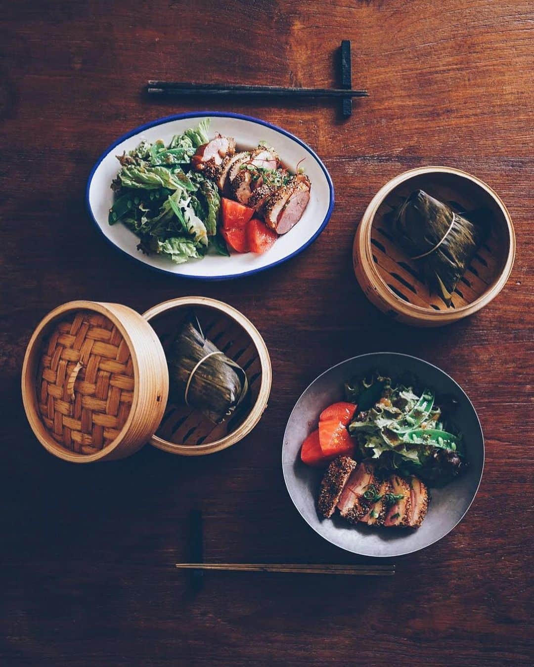 美紀さんのインスタグラム写真 - (美紀Instagram)「chimaki de lunch 今週は好物をお取り寄せ 南の島の台湾素食 金壺食堂のチマキ 具沢山のチマキは Tさんでもお腹いっぱいになるボリューム 鴨のパストラミとサラダ  金壺のお父さんありがとう 離れていてもずっと応援してる お互いエールを送りあって  日々頑張ってくれてるすべてのひとへ 感謝の気持ちを常に忘れずに 今できることを続けていこう 上を向いてね  #stayhome  #otoriyose #金壺食堂」4月17日 12時48分 - miki_rolleilife