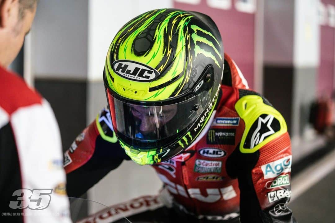 カル・クラッチローのインスタグラム：「The new 2020 colours were so good ! Qatar test with @lcr.team  @alpinestars @hjchelmets @monsterenergy @motogp @hondaracingcorporation 📸 @cormacgp」