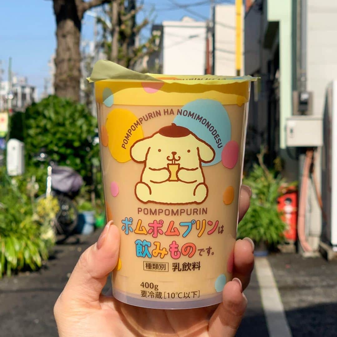 Yukaのインスタグラム：「ファミリーマート限定 🍮ポムポムプランは飲み物です。 ¥248(税込) これ、完全にパッケージ目当てで買った🤤 フタに「ぼくにストロー挿さないでね」で書いてるのもめっちゃかわいい🥺 早速飲んでみたら、固まってるプリンが入ってなくて、本当にとろとろなプリンだけど、甘すぎて3口でギブアップ😖 家帰ったら牛乳で割って飲んだら美味しくなった😍 そのまま飲むより、牛乳入れた方がオススメ🥛 ちなみに、飲んだあとに後ろのカロリーみたら417㌔カロリーで書いててビックリした🐷 - 4/14 三天前日本全家上市的「布丁狗是飲料🥤」 商品名稱就真的是這樣🤣 當天一早火速購入，雖然是為了包裝而買 但也滿好奇喝起來怎樣 拍完照立刻喝了一口，原本以為會有塊狀的布丁在裡面，結果整杯都是濃稠的口感，布丁味道非常濃郁但甜到爆炸💥 努力喝了三口還是宣告投降😅😅😅 回家後加了牛奶稀釋，意外的變很順口好喝 螞蟻人可能會很愛吧，但我不會想再買第二次了🤪 而且喝完後看了一下杯身上的熱量，居然寫著417卡路里、、、嗯⋯⋯再次被受打擊😨  #familymart#conveniencestore#pompompurin#sanrio#famima#drink#sweet#japan#japandaily#popdaily#popjapan#ポムポムプリン#ポムポムプリンは飲み物です#プリン#ファミリーマート#ファミマ#コンビニスイーツ#コンビニ#ドリンク#飲み物#ファミマスイーツ#サンリオ#新発売#布丁狗#甘党」