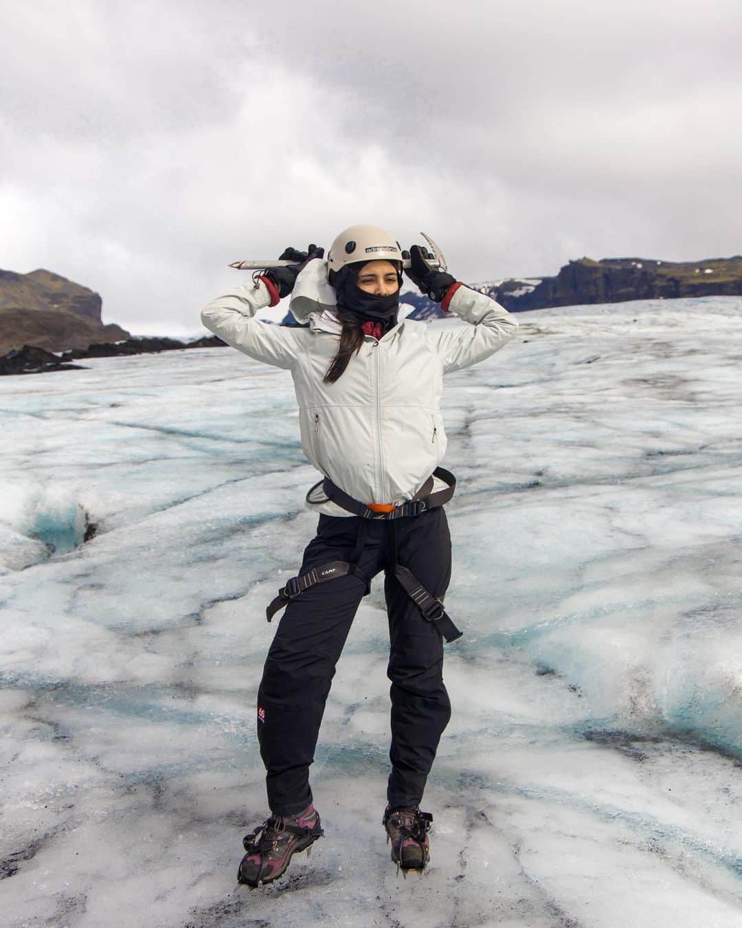 ミーガン・ヤングさんのインスタグラム写真 - (ミーガン・ヤングInstagram)「This time last year: glacier hiking - but make it fashyon 😅 I tried 😂」4月17日 13時11分 - meganbata