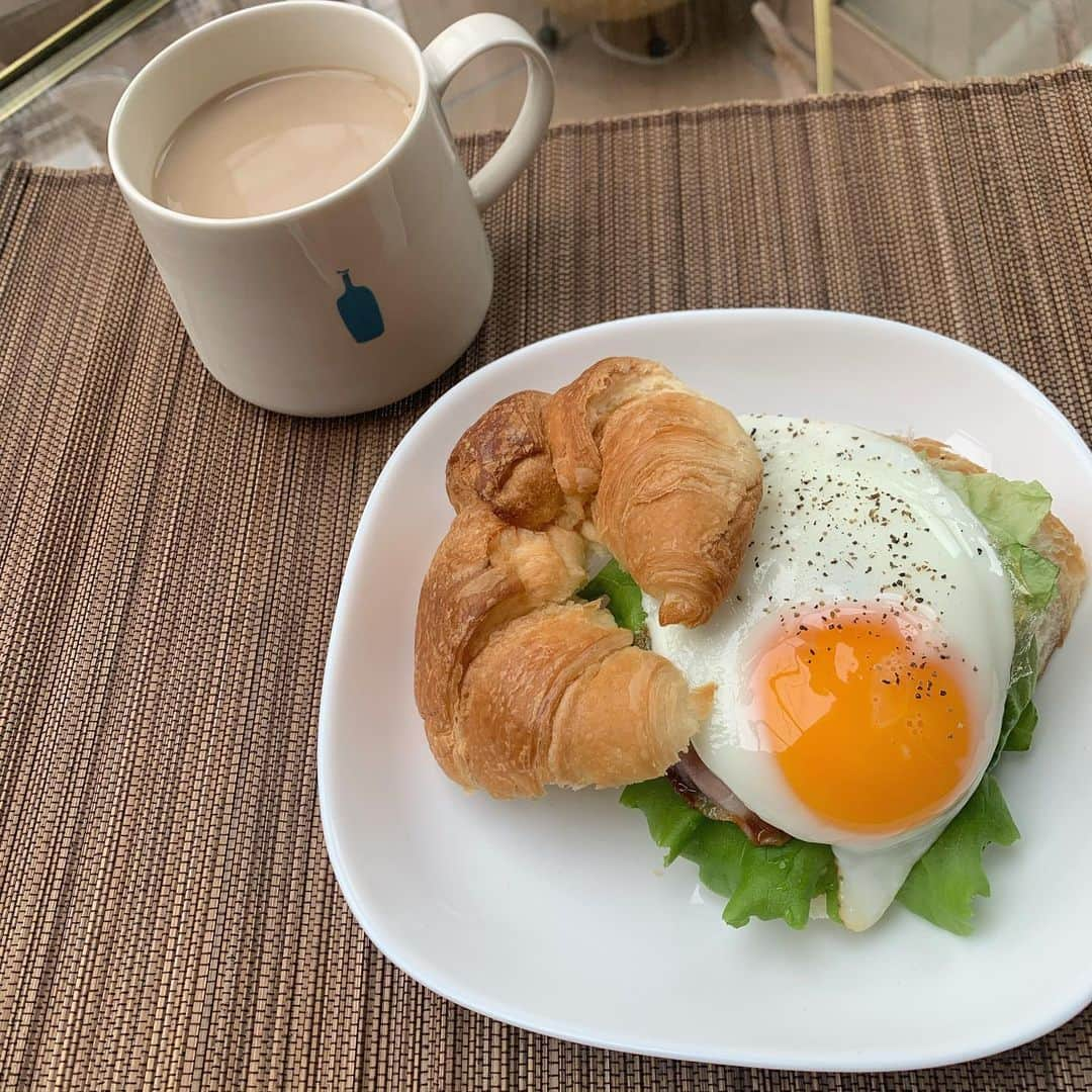 高田茉実さんのインスタグラム写真 - (高田茉実Instagram)「そろそろ和食にしよう🥚 #クロワッサンサンド  #たまごサンド  #おうち時間  #おうちカフェ  #あさごはん」4月17日 13時03分 - __mamico