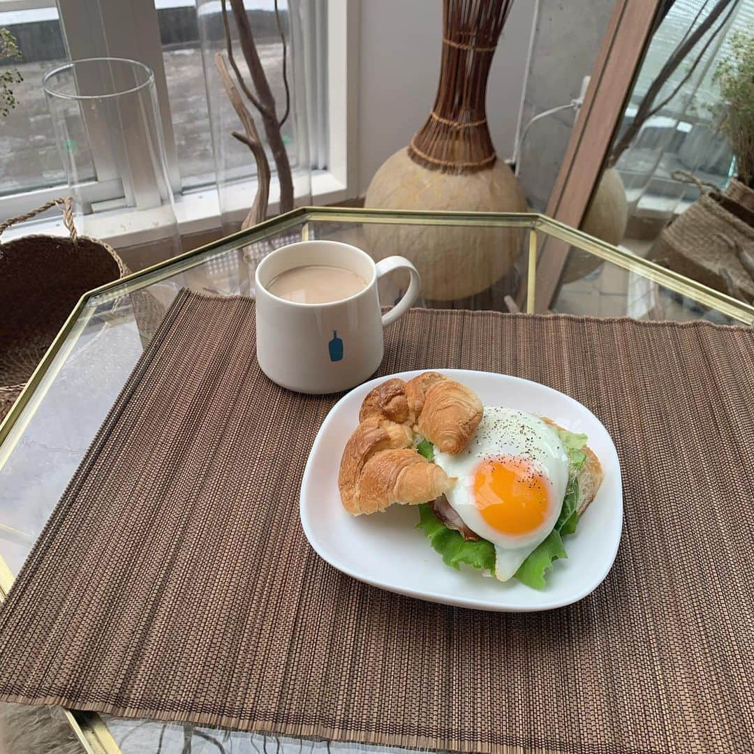 高田茉実さんのインスタグラム写真 - (高田茉実Instagram)「そろそろ和食にしよう🥚 #クロワッサンサンド  #たまごサンド  #おうち時間  #おうちカフェ  #あさごはん」4月17日 13時03分 - __mamico