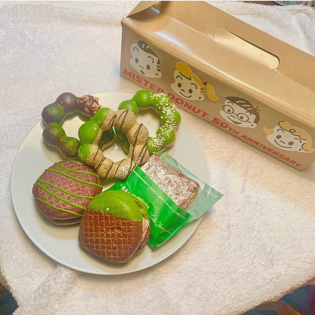 4meee!さんのインスタグラム写真 - (4meee!Instagram)「ミスド4/10から発売の抹茶シリーズ♥️ · 今年はなんと ミスド×辻利×鎧塚のトリプルコラボ抹茶🍵💚 さらに ミスド50周年を記念して、原田治さんによるこわいいオサムイラストも復活！ . 5/15~は第2弾として抹茶の、驚シリーズ も始まるんだって！  ポンデ宇治抹茶ショコラアーモンド￥160 ポンデダブル宇治抹茶ミルククランチ￥160 ポンデ宇治抹茶＆ショコラクリーム￥180 ティラミス宇治抹茶ホイップ￥200 ティラミスショコラホイップ￥200 宇治抹茶ショコラパイ￥220 tax ❣️ ﻿Photo by　@_meegram_0312  流行りのアイテムやスポットには　@4meee_com をタグ付けして投稿してください🎀 . #4MEEE#フォーミー#アラサー女子#女子力向上委員会#mrdonut #ミスド #ミスタードーナツ#抹茶#抹茶ドーナツ#辻利#鎧塚#トリプルコラボ#ミスド50周年 #donut #ドーナツ#おうち時間 #おうちカフェ #おうちピクニック #うちカフェ #うちピク#テイクアウト#おやつ#おやつ作り #おやつタイム #カフェ風#抹茶スイーツ  #スイーツ女子 #テイクアウトカフェ#テイクアウトスイーツ」4月17日 13時06分 - 4meee_com