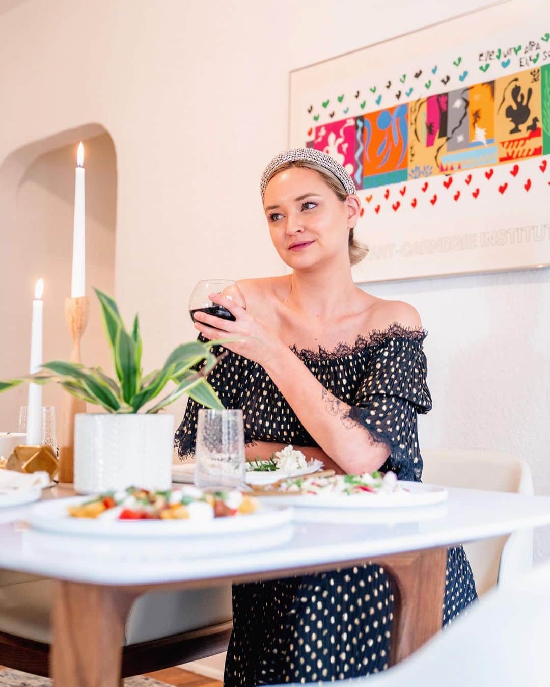 リズ・チェルカソワのインスタグラム：「When nothing makes sense, when the feeling of swirling chaos becomes overwhelming, I go straight to the kitchen. Cooking, eating, sharing meals with friends and loved ones is how I find joy. I love that I have been connecting with so many of you over my Insta Story food posts. A lot of you have asked me to share more recipes and to do more videos. Even though I hate doing videos, I’m giving you lovely people what you’ve asked for. I’ll be doing my first ever Insta Live tomorrow at 2:30pm where I’ll be cooking with the little ray of sunshine that is @foodbymaria.  Pop on over, say hello, learn how to make a one-pot curry bowl. I’ll probably be drinking wine and she’ll probably dance for us. Should be a nice way to spend a Friday afternoon.」