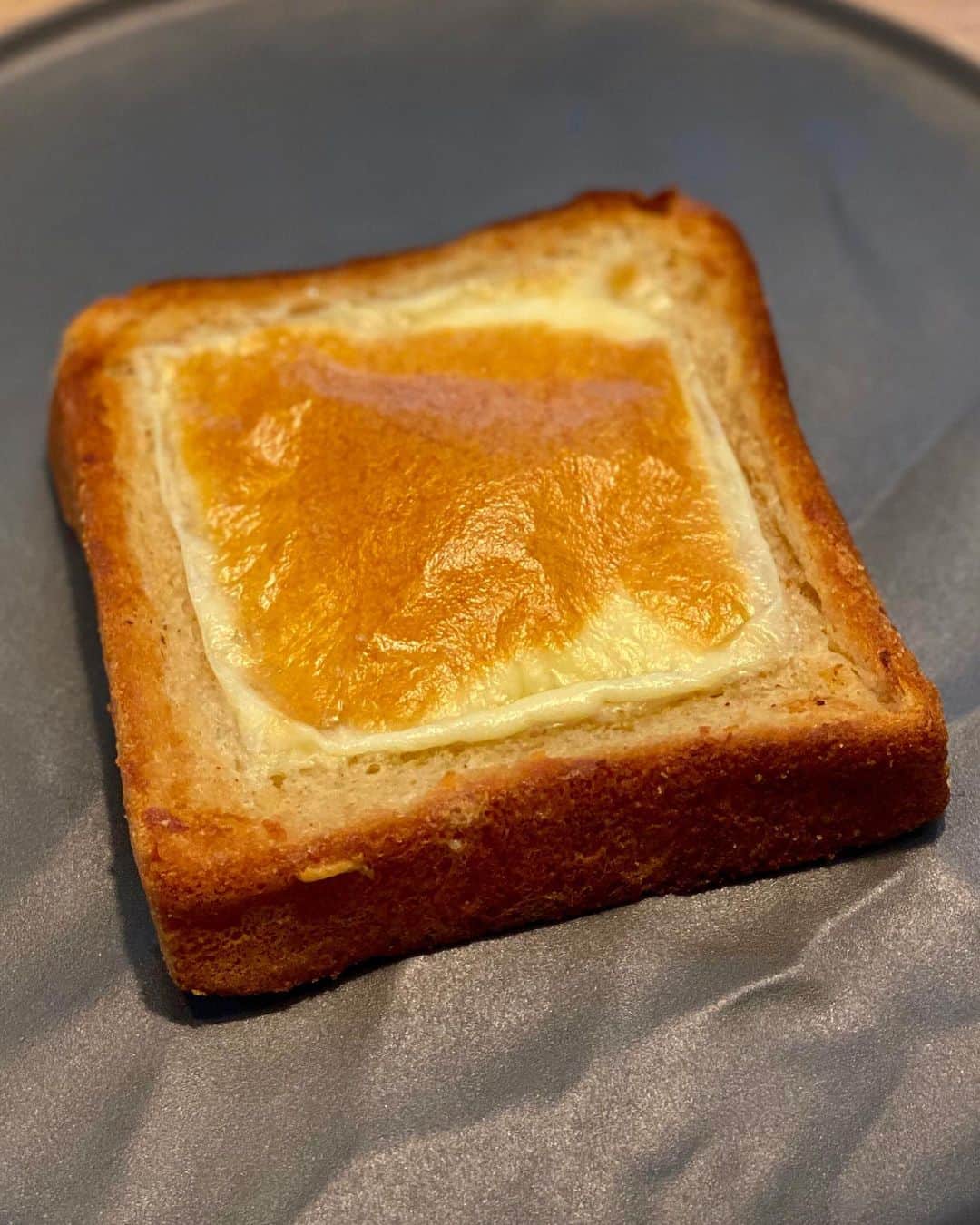 秋山具義さんのインスタグラム写真 - (秋山具義Instagram)「フライパンでバターたっぷりでトーストを押しつぶしながら焼いて「こんがり焼けるとろけるスライス」チーズのっけてオーブントースターで焼いたら焼き目が美しくて、めっちゃ美味しかった！！！﻿ このとろけるスライスチーズすごいな〜﻿ ﻿ #グギメシ #具義パン2020 #おうち時間」4月17日 13時14分 - gugitter
