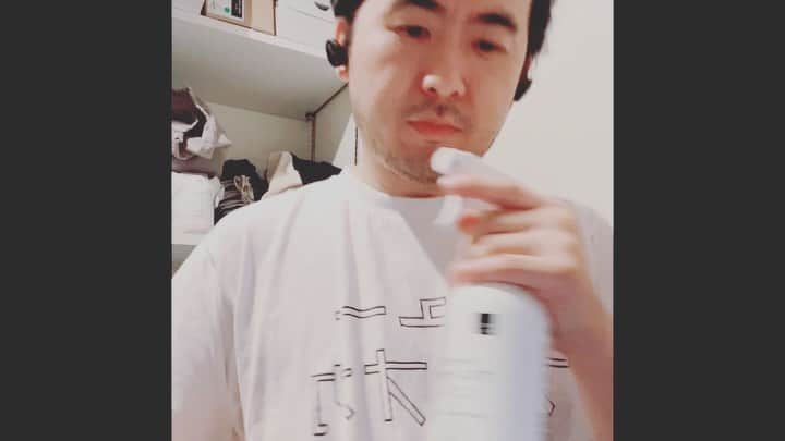 斎藤司のインスタグラム：「とうとうきました @hnkyoshimura 吉村さんから 来ました。 好きな歌を歌いました。  誰かの居場所を奪い生きるくらいならば石ころにでもなりたい、 ちょうどそんな気分です。  色々考えたけど楽器も中途半端なぼくはアルコールを持つのが精一杯でした。 いまはこれが武器です。  次はお会いしたことないけど ファンなんでテラハのにいにいで @niinotoshiyuki  笑 #うたつなぎ #アイネクライネ #アルコールスプレー必須 #ニートなう #テラハ」