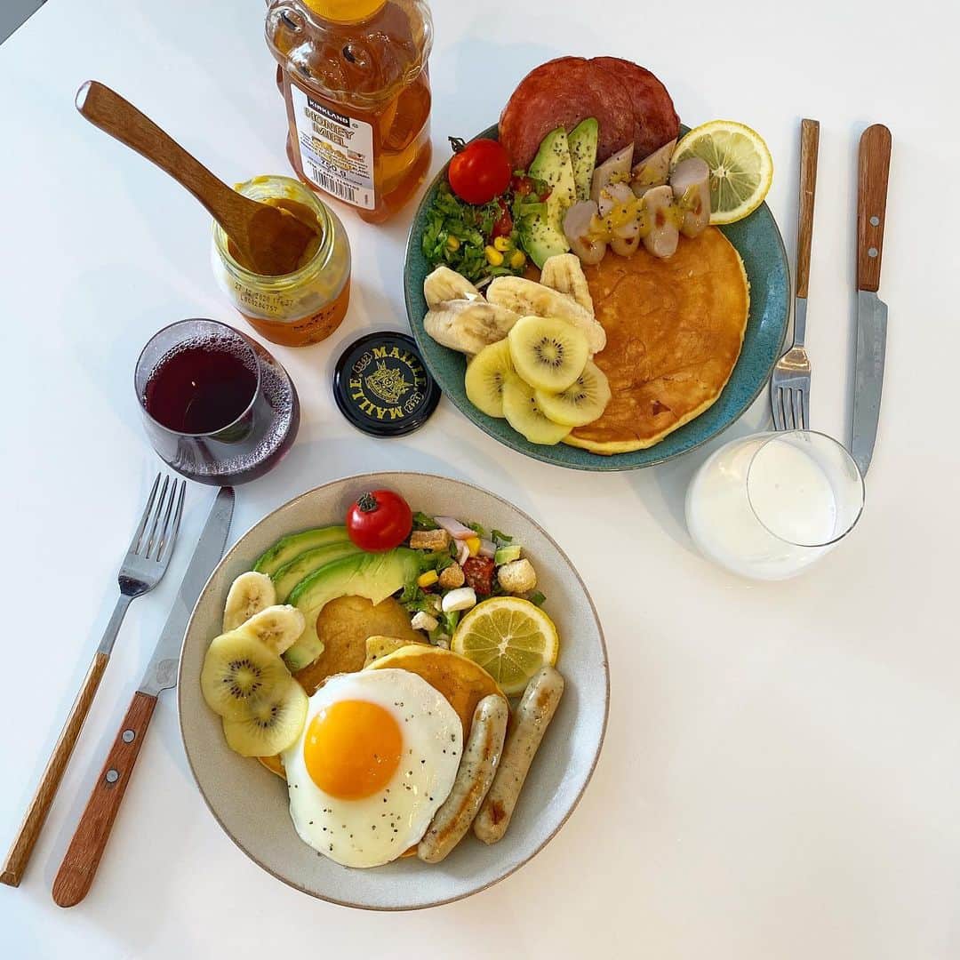 姫野れみのインスタグラム：「朝昼ごはん 𓌉◯𓇋 パンケーキなどはホットプレートで焼いて 冷蔵庫にあるもので盛り付け対決をしました \ ♪♪ / ・ #石毛家の食卓 👨🏿‍🍳♡ #朝昼ごはん #朝昼兼用 #朝ごはんプレート #モーニングプレート #モーニング #ランチ #ランチプレート #おうちごはん #パンケーキ #ホットケーキ #アスリートフードマイスター #料理 #レシピ #food #cooking」