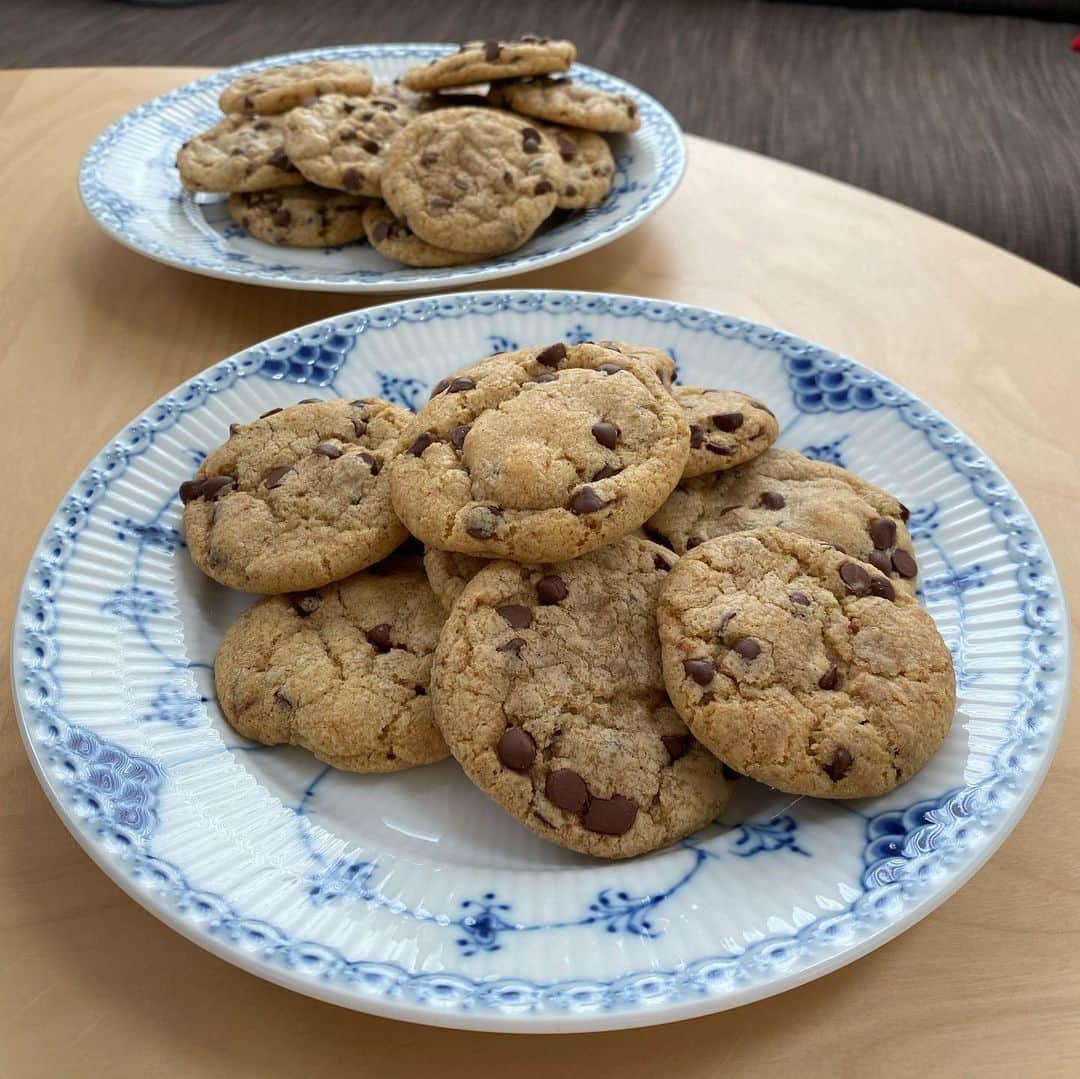 早見優さんのインスタグラム写真 - (早見優Instagram)「My favorite cookies in the whole wide world! CHOCOLATE CHIP COOKIES!! These have a crunch on the outside and nice and chewy on the inside💕 娘と一緒に作りました。 3時のおやつタイム🍪  #stayhome #おうち時間 #親子クッキング #chocolatechipcookies  #sallysbakingaddiction  #yummy」4月17日 13時30分 - yuyuhayami