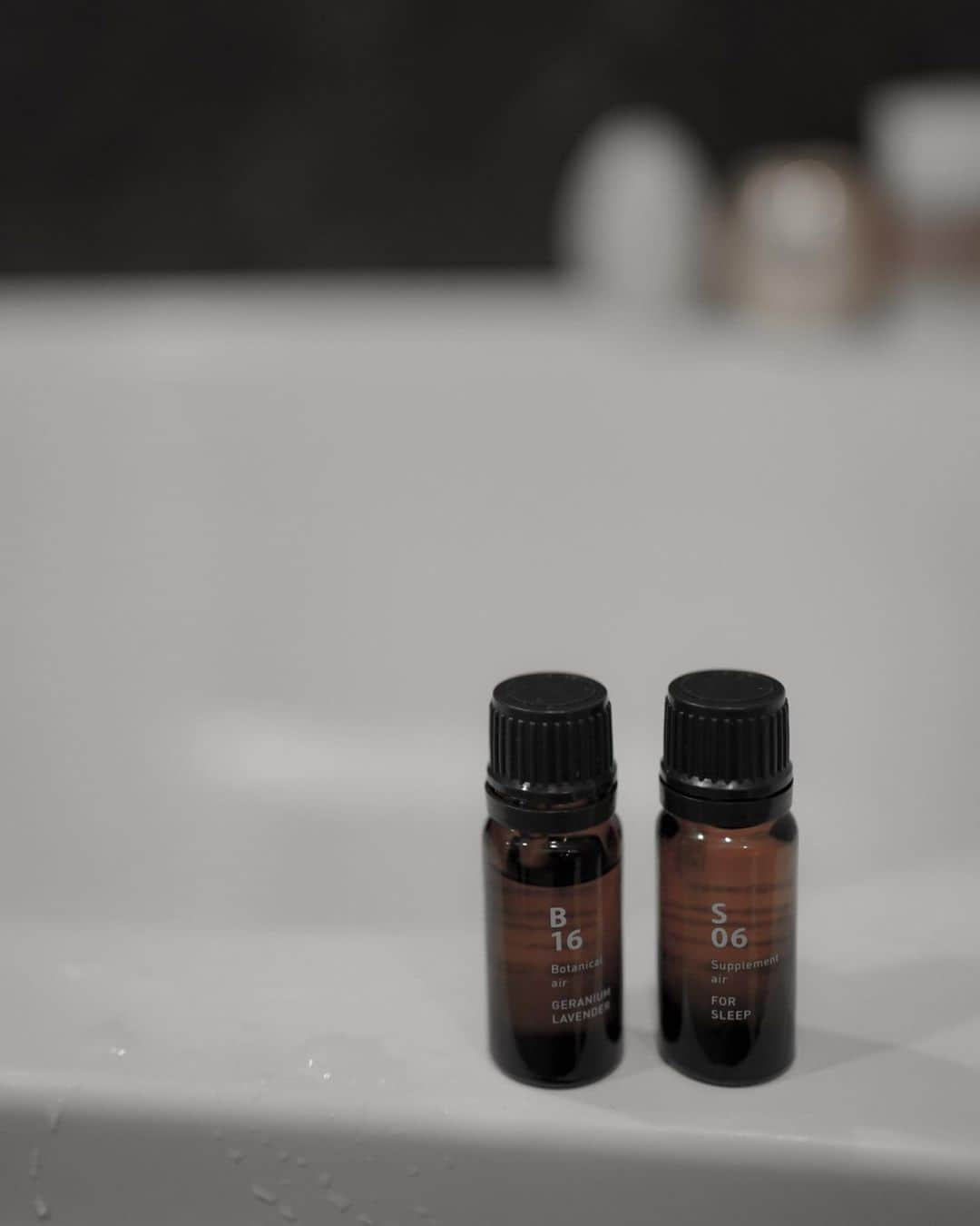 紺谷みえこのインスタグラム：「アロマー。  ナチュラル系だと　@aesopskincare か　@ataroma_official  がだいすき。 瓶に書いてあるアルファベットで 種類がわかります。(ビジュアル、アルファベット、数字で表すのおしゃれ)  左→B16 ボタニカルエアーの種類。 ゼラニウム&ラベンダー。 軽やかに香る花のように、無垢で明るくみずみずしい香り。 こちらはマスクに1滴垂らして使ってます。あとマスクはミントの「B06 ミントユーカリ」もオススメだよ🕊  右→S06 サプリメントエアーの種類。 フォースリープ。 ラベンダーハーブのクールダウン効果で、ストレスのない眠りを導くようにイメージしたエッセンシャルオイル🌙 寝る前につかってるよ  アロマは簡単、ハードルが低いのに 暮らしを満たしてくれたり贅沢な気持ちにさせてくれます。 落ち着いたら　@ataroma_official のオーダーメイドオイルも作りにいきたいな◡̈⃝✩ ・ #おうち時間　#アットアロマ　#イソップ　#リラックス　#オーガニック　#ナチュラル　#除菌　#消毒 #stayhome #aroma  #ataroma #oil #relax #natural #organic #lavender #mint  #washyourhands #likes」