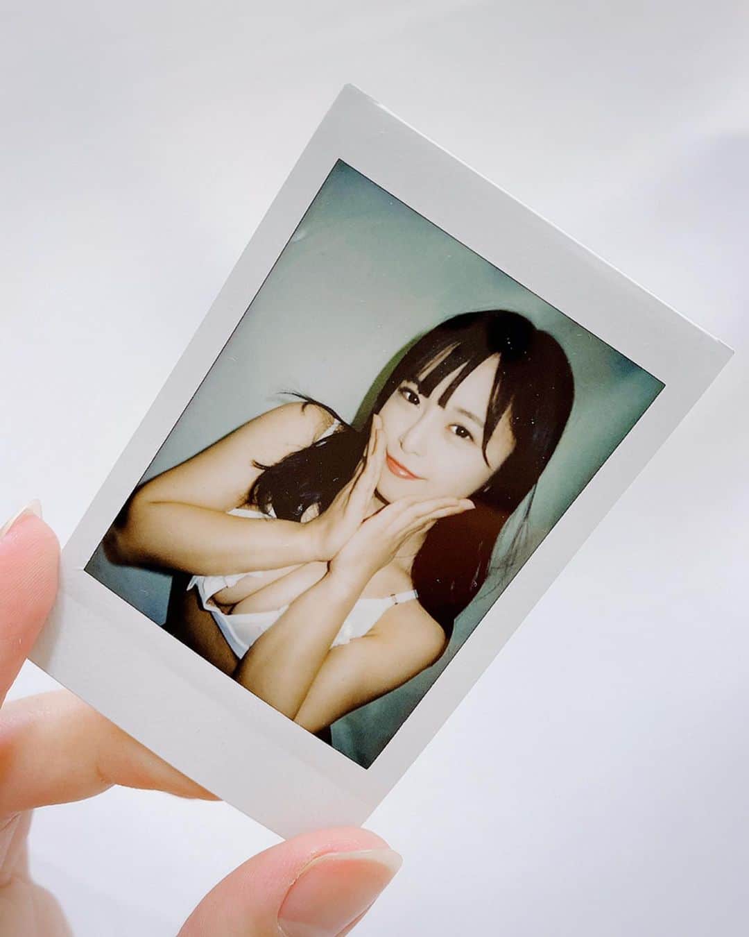 松田つかさのインスタグラム：「. なんとレオーネオンラインショップにて 音声付きチェキの販売がスタートしました。 既にお申し込みくださった皆さま、ありがとう！！！ 心を込めてメッセージを吹き込みました🎤♡ . 昨日の配信はそらちゃんと。 滝のようなコメントでまた追いつけなかった、、 でもたのしかった！やった！ . 次回は19日11:00〜 ※予定 さくらちゃんのリアバオンラインおめでとう会🎂 プレゼントはお家に届きました、安心。 . #グラビア #インスタグラビア #自拍 #性感 #萌 #偶像 #selfie #me #sexyhot #japanesegirl #animegirl #model #pinupgirl #cosplay #sexy #instagravure #셀카 #셀피 #셀카그램 #셀피그램 #얼스타그램 #메이크업 #오늘의훈녀 #셀커샷 #셀카놀이 #좋아요 #사진 #메이크 #扎心了 #เซ็กซี่」
