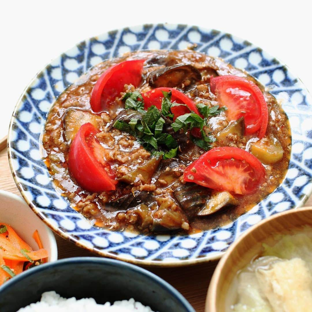 utoshさんのインスタグラム写真 - (utoshInstagram)「【子日記あり】Mabo aubergine with tomato.﻿ 今日はトマト入り麻婆ナスで #毎日の一汁二菜﻿ ﻿ 麻婆ナス、実は麻婆豆腐が食べたいのに豆腐が無い時に作っています。そういう人多いかな〜と思います！﻿ 副菜その他、ささっと作りました。簡単ご飯です。﻿ ﻿ ﻿ 主菜・トマト入り麻婆ナス﻿ 副菜・キャロットラペ﻿ 汁物・レタスの味噌汁﻿ 飯物・ゆかりごはん﻿ ﻿ ﻿ 【子日記】〈親の物をほしがる〉﻿ 子には色々な遊び道具を渡して遊ばせているんだけど、最近特に、親が持っている物をほしがる。という事が増えて、それが手に入らないと泣くって言う。﻿ とくに欲しがるのは妻ががんばって書いている育児記録の日記帳で、「何時に寝た」とか子のことを細かく書いているんだけど、それを欲しがる。﻿ 遊んでるわけじゃないんだよ！って思うけど、とにかく欲しいみたいで、一生懸命ページをめくろうとして、ぐちゃぐちゃにします。﻿ ぐちゃぐちゃにされたくないので本をスッと取り上げると泣く。しょうがないからまた本をあげると一生懸命ページをめくろうとぐちゃぐちゃにする。隣の絵本を開いてあげてもそれじゃだめ。このループを飽きるまでやるんですよね。﻿ でもこれってすごいよねっていつも感心しながら、育児日記をぐちゃぐちゃにされるのは困るな〜と思って見てます。こういうのも赤ちゃんあるあるなのかなぁ？？﻿ ﻿ ﻿ 一汁二菜を食卓に！そして副菜から食べてベジファースト #先ベジ作り置き を取り入れて！﻿ ﻿ ﻿ ぜひ作ってみてくださいね。﻿ No local No food おいしく楽しく！﻿ ﻿ ﻿ #献立 #今日の一汁二菜﻿ #一汁一菜 #とりあえず野菜食 #一汁野菜食 #一汁二菜﻿ ﻿ #ellegourmet#lunch#brunch#breakfast#foodporn#instagramjapan#vsco#IGersJP#onthetable#ランチ#おうちカフェ#うちごはん#暮らし#フーディーテーブル#cooking#おうちごはん#朝ごはん#japanesebreakfast」4月17日 13時45分 - utosh