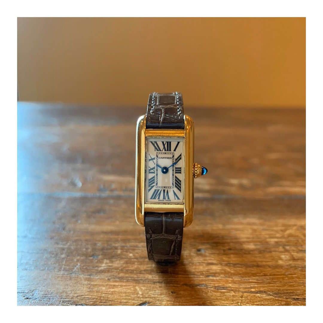 HIROBさんのインスタグラム写真 - (HIROBInstagram)「-my watch introduction-﻿ ・staff H﻿ ・手首周り / 15cm﻿ ﻿ ・vintage Cartier/ TANK Allonge﻿ ・size / 縦2.7cm × 横1.4cm﻿ ﻿ ・選んだ理由﻿ もともとあまり時計をつけることがなかったので、せっかく時計を買うならジュエリーと時計を兼ねあわせたカルティエの時計にしようと決めていました。﻿ ﻿ なかでもタンクはカルティエにとっても特別な時計で、それを身につけることに意味をみいだしたり、敬意を込めるといった人々が多い時計です。わたしも、このタンクアロンジェを身につけるたびに感謝と願いを込めています。﻿ ﻿ 実はタンクの中でもう一つ候補があったのですが、当時の男性先輩スタッフの意見を聞いて、アロンジェにしました。﻿ ﻿ 自分には少し女性的すぎるかと思いましたが、今ではとても気に入っています。﻿ ﻿ ﻿ ﻿ ------------------------------------﻿ ECサイト"BAYCREWS STORE"のHIROBでも、﻿ 様々な時計を取り扱いがあります。是非ご覧ください！﻿ https://baycrews.jp/brand/detail/hirob﻿ ------------------------------------﻿ ﻿ #hirob﻿ #baycrews﻿ #vintagewatch﻿ #antiquewatch﻿ #cartier﻿ #vintagecartier﻿ #cartiertank﻿ #tankallonge﻿ #mywatch﻿ #introduction﻿ ﻿ #ヒロブ﻿ #ベイクルーズ﻿ #ヴィンテージウォッチ﻿ #アンティークウォッチ﻿ #カルティエ﻿ #ヴィンテージカルティエ﻿ #カルティエタンク﻿ #タンクアロンジェ﻿ #ヒロブスタッフ愛用﻿ ﻿ #stayhome﻿ #おうち時間」4月17日 13時38分 - hirob.jp