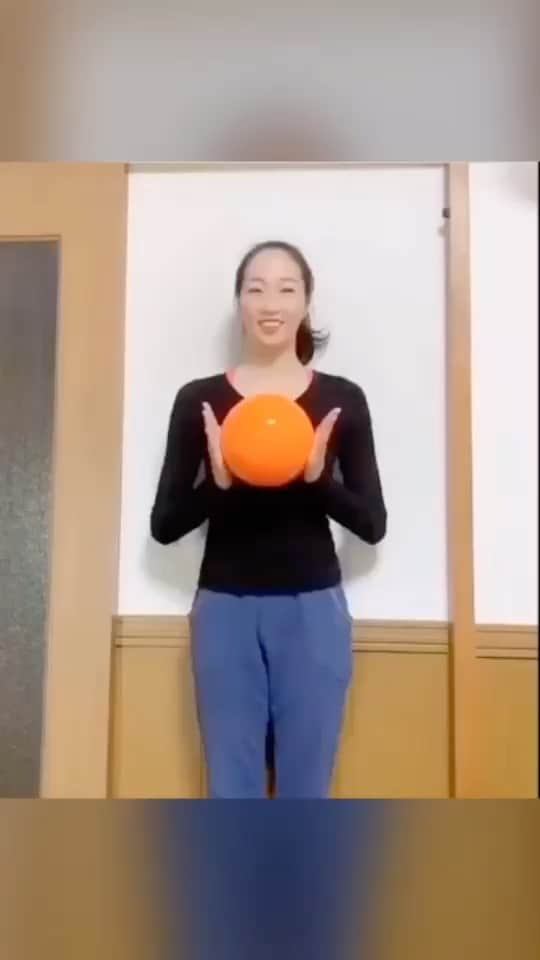 鈴木歩佳のインスタグラム：「・ 皆さんこんにちは。 新体操日本代表、団体フェアリージャパンです！ 日頃よりたくさんのご支援ご声援ありがとうございます。  今、新型コロナウイルスの影響で世界中が混乱し、普段通りの生活が難しくなり、大変な思いをしている方が多くいらっしゃると思います。 特に、感染リスクと隣り合わせの環境で新型コロナウイルスと闘う医療関係者の皆様には感謝の気持ちでいっぱいです。 早くこの事態が終息することを願い、フェアリージャパンからメッセージを送ります。  #いまスポーツにできること #sportsassisyou #staystrong #stayhome」