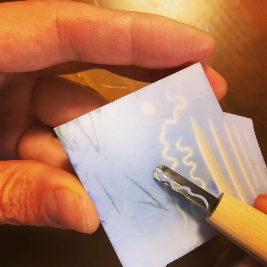 津久井智子さんのインスタグラム写真 - (津久井智子Instagram)「#うちで遊ぼう  #消しゴムはんこ  今日は #象夏堂ストア の 大人気アイテム 「つくい刀90」が 50本だけ再入荷したので ご紹介。  切れ味の良さ、刃の形状、角度。 すべてが消しゴムに自由に線を彫るために理想的！ と思える形でリクエストしたものを #道刃物工業 さんが 完璧に再現して下さっています。  細かいカーブが曲がりやすく、 刃の深さで線の太さを調節しやすいです。  これ一本あれば、ほかの三角刀をいくつも持つ必要がないかも。 (丸刀は別で1本あると便利) 私もずっと愛用しています。  ちなみに 「つくい刀」のネーミングは 道刃物の鬼海さん。 「まつい棒」みたいで 気に入っています◎ 笑  https://shokado-store.com」4月17日 13時40分 - tomokotsukui