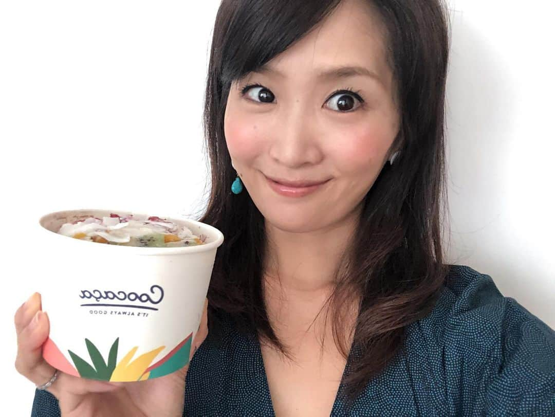 橋本麻里衣のインスタグラム：「Break time..❤︎ ＊ ＊ Coocaça delivering island-wide now☺︎ yeah♪ デリバリーで美味しいものが食べられるってありがたい‼︎ ＊ ﻿昨日ストーリーに、子供たちが騒がしくて2日連続オンラインレッスンで先生たちからミュートにされて凹んだ.. という話をあげたら、うちもうちも〜とメッセージをもらって、なんだ男の子あるあるだったか！と元気がでました☺︎ さあ 午後も頑張りましょ❤︎ ＊ #singaporelife#sglocallife#lifeinsingapore#igsg#sgig#coocaca#Coocaçasg#ItsAlwaysGood#シンガポールライフ#シンガポール生活#シンガポールカフェ#シンガポール在住#シンガポールおすすめ#シンガポール子育て#男の子のママ#生後15ヶ月#4歳#二児ママ#海外生活#美味しいデザート#スーパーフード ☺︎」