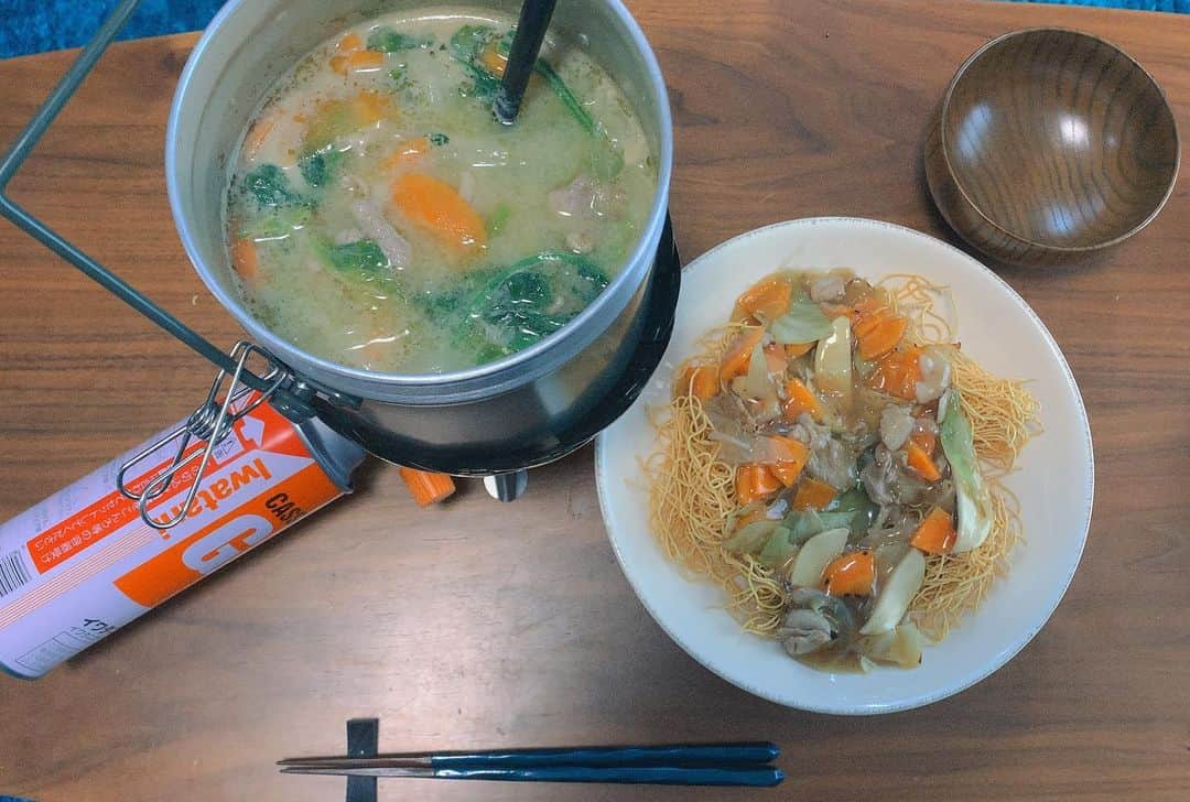 長田成哉のインスタグラム：「皿うどん。 そしてコンロが一口なオサダは、ポータブルコンロを使ってテーブルで味噌汁を仕上げるのであった。 #個人的な自炊の記録」