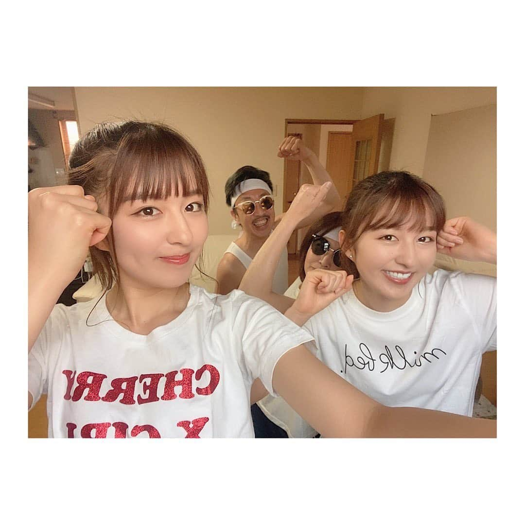 りかりこさんのインスタグラム写真 - (りかりこInstagram)「. こんにちは❤︎ 昨日のtiktokは見てくれたかな？ パパママも協力ありがとう👟💦 この動画見つけた時 絶対家族でしようって思ってたの（笑） パパママも張り切って 完璧に揃えようとか言ってくれて 50回くらい撮り直した😂 まだ見てない方は是非、見てね❤️ #りかりこ #tiktok #家族 #おうち時間 #family #雙胞胎 #stayhome #instalike #双子」4月17日 13時58分 - rikariko_official