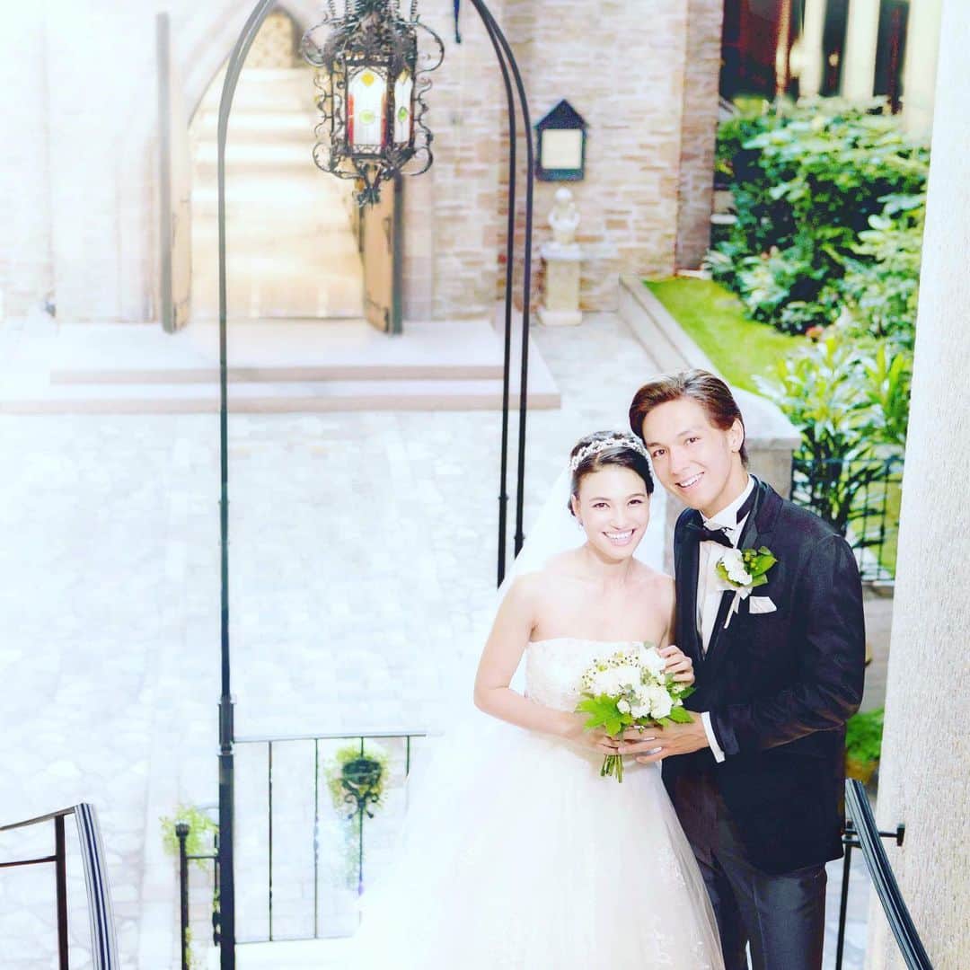 ホテルモントレグラスミア大阪 ブライダルのインスタグラム：「｢予定していた結婚式が開催できなくなった…｣や｢結婚式をしたいけども今の時期は…｣などお困りのカップル様に向けてイングランドをモチーフにしたグラスミアならではのお写真が残せるフォトウェディングプランをご案内差し上げております。頻繁な打ち合わせもなく１回で行えて外出の負担もほぼなくなります✨気になる方はお気軽にお問い合わせをくださいね📷💖 #モントレウェディング #ホテルウェディング #チャペル #プレ花嫁 #大阪花嫁 #関西花嫁 #ブライダルフェア #フォトウェディング  #stayhome」
