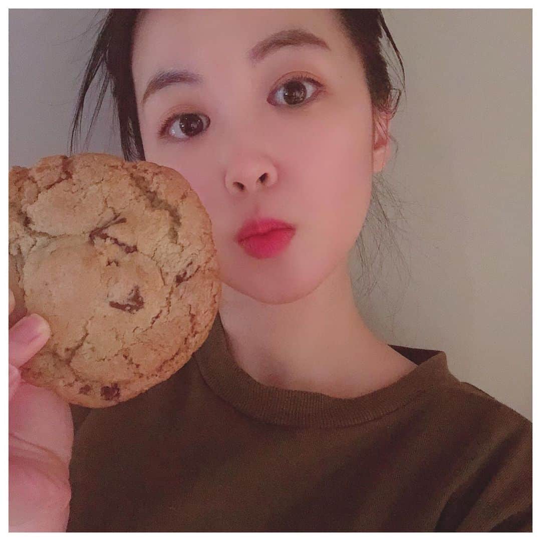 カン・ハンナさんのインスタグラム写真 - (カン・ハンナInstagram)「.﻿ ﻿ ﻿ 昨日は本当に久しぶりに電車に乗りました。ラジオ番組の収録のためだったんですが、電車に乗るのに緊張する自分のために一つご褒美をあげました😌 ﻿ ﻿ ﻿ 自粛中にずっと頭から離れられなかった「ザ シティベーカリー」のチョコチャンククッキーとコーンブレッド☺️💓 (アメリカスタイルで味が少し濃いですが、昔から私の大好物です) ﻿ ﻿ ﻿ ラジオスタジオに行く途中にも「ザ シティベーカリー」の店舗があるので、少しだけ寄りました。﻿ ﻿ ﻿ 今日はリッチ・パンハンナです🙈 今日も色々頑張ることがあるので家でパンを食べながら、クッキーも食べながら、頑張ります！皆さんもお体には気をつけながら良い日をお過ごし下さいね💕　﻿ ﻿ ﻿ ﻿ ﻿ ﻿ ﻿ ﻿ #ザシティベーカリー #thecitybakery ﻿ #パンハンナ #コーンブレッド #クッキー﻿ #小さな幸せがあるから頑張れる　﻿ #パン屋さんにもエールを﻿ ﻿ ﻿ ﻿」4月17日 14時00分 - kang_hanna_jp