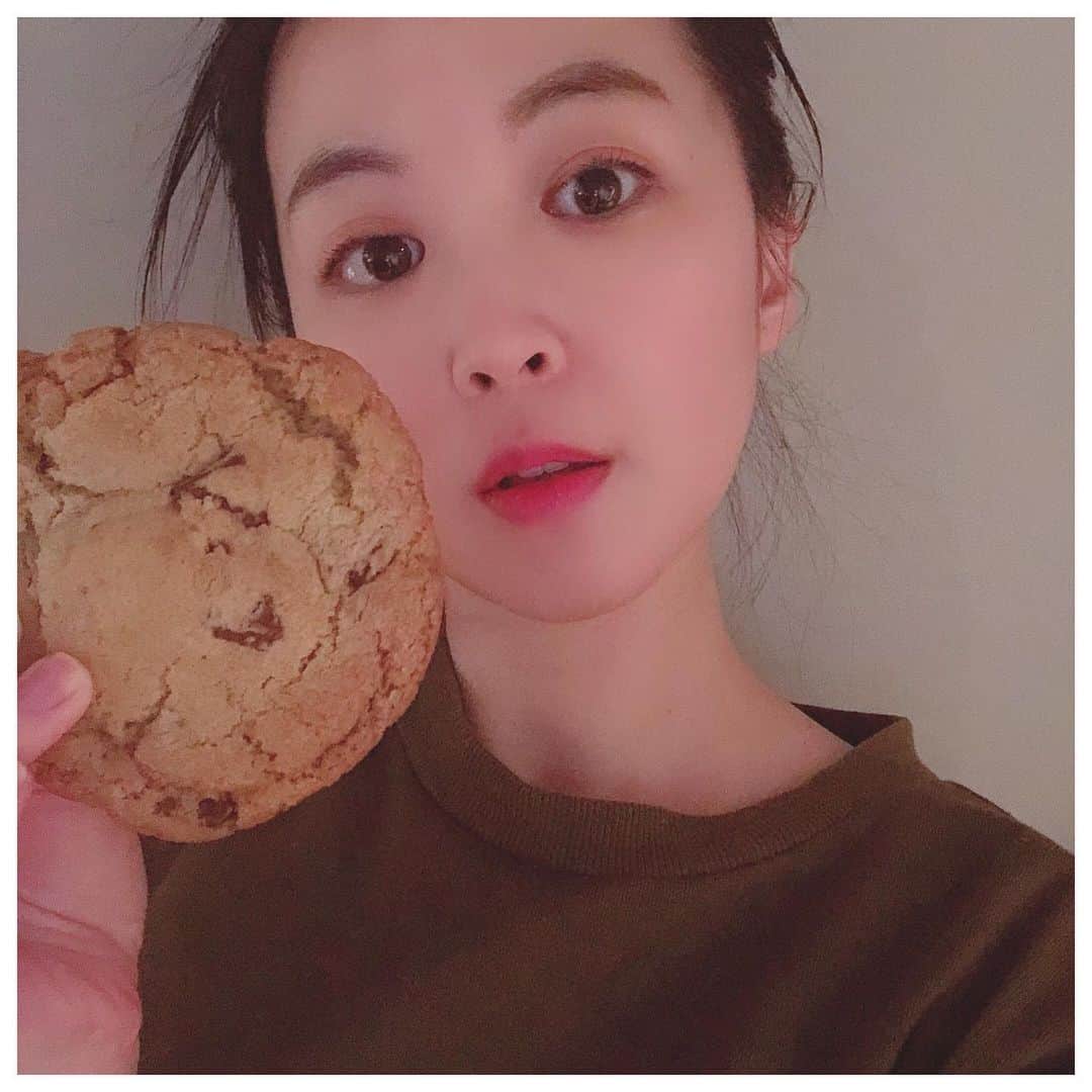 カン・ハンナさんのインスタグラム写真 - (カン・ハンナInstagram)「.﻿ ﻿ ﻿ 昨日は本当に久しぶりに電車に乗りました。ラジオ番組の収録のためだったんですが、電車に乗るのに緊張する自分のために一つご褒美をあげました😌 ﻿ ﻿ ﻿ 自粛中にずっと頭から離れられなかった「ザ シティベーカリー」のチョコチャンククッキーとコーンブレッド☺️💓 (アメリカスタイルで味が少し濃いですが、昔から私の大好物です) ﻿ ﻿ ﻿ ラジオスタジオに行く途中にも「ザ シティベーカリー」の店舗があるので、少しだけ寄りました。﻿ ﻿ ﻿ 今日はリッチ・パンハンナです🙈 今日も色々頑張ることがあるので家でパンを食べながら、クッキーも食べながら、頑張ります！皆さんもお体には気をつけながら良い日をお過ごし下さいね💕　﻿ ﻿ ﻿ ﻿ ﻿ ﻿ ﻿ ﻿ #ザシティベーカリー #thecitybakery ﻿ #パンハンナ #コーンブレッド #クッキー﻿ #小さな幸せがあるから頑張れる　﻿ #パン屋さんにもエールを﻿ ﻿ ﻿ ﻿」4月17日 14時00分 - kang_hanna_jp