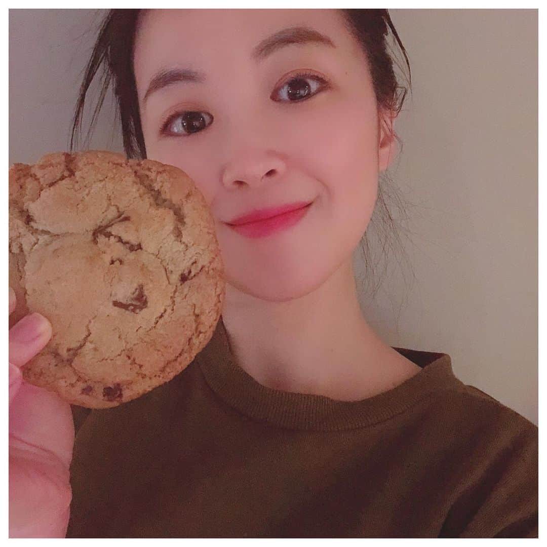 カン・ハンナさんのインスタグラム写真 - (カン・ハンナInstagram)「.﻿ ﻿ ﻿ 昨日は本当に久しぶりに電車に乗りました。ラジオ番組の収録のためだったんですが、電車に乗るのに緊張する自分のために一つご褒美をあげました😌 ﻿ ﻿ ﻿ 自粛中にずっと頭から離れられなかった「ザ シティベーカリー」のチョコチャンククッキーとコーンブレッド☺️💓 (アメリカスタイルで味が少し濃いですが、昔から私の大好物です) ﻿ ﻿ ﻿ ラジオスタジオに行く途中にも「ザ シティベーカリー」の店舗があるので、少しだけ寄りました。﻿ ﻿ ﻿ 今日はリッチ・パンハンナです🙈 今日も色々頑張ることがあるので家でパンを食べながら、クッキーも食べながら、頑張ります！皆さんもお体には気をつけながら良い日をお過ごし下さいね💕　﻿ ﻿ ﻿ ﻿ ﻿ ﻿ ﻿ ﻿ #ザシティベーカリー #thecitybakery ﻿ #パンハンナ #コーンブレッド #クッキー﻿ #小さな幸せがあるから頑張れる　﻿ #パン屋さんにもエールを﻿ ﻿ ﻿ ﻿」4月17日 14時00分 - kang_hanna_jp