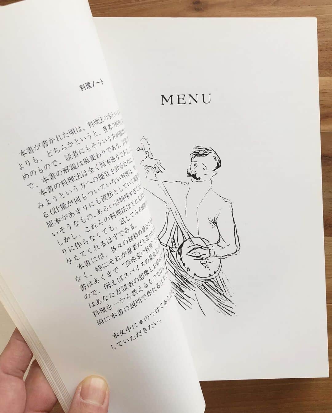 ヤミーさんのインスタグラム写真 - (ヤミーInstagram)「私の好きな料理本。 ⁣ 主婦と生活社の料理編集さん @ryourinohon から始まった #料理本リレー 。⁣ 料理家の本田よう一くん @youichihonda からバトンを受け取りました。⁣ ⁣ “料理本に携わる料理家、カメラマン、スタイリスト、デザイナー、ライター、編集者などがリレー方式でレシピ本1〜2冊を紹介、「手前味噌枠」で自分が携わった本1冊をご紹介してもOK!⁣” ⁣  おうち時間を充実させるために、今役立ちそうな本が良いかな？とか、悩みましたが、全く正反対（笑） これから購入は難しいだろうけど、私が一生手元に置きたい2冊に絞りました。 ⁣ ⁣ ■くまさんファミリーのおりょうり教室⁣ 『みんなで作るおいしいランチ』『やさしく作れるおいしいおかし』『おたんじょう会の星座メニュー』興膳陽子著／黒岩明人絵(金の星社)⁣ ⁣ 初めて手にした、自分用の料理本です。⁣ 小学生の頃、アレが食べたいコレ作って、としょっちゅう母にせがんでたので、自分で作りなさい、と3冊セットのこの本を買い与えられました。(今手元にあるのはおかしのみ)⁣ ⁣ スポンジケーキもクッキーもグラタンも、この本で学びました。⁣ 紅茶のいれ方、招待状の書き方(実践されず)もこれで学んだんですよね〜。⁣ ⁣ 私もいつかこんな本を出したいです。⁣ ⁣ *⁣ ⁣ ■『ロートレックの料理法』トゥールーズ・ロートレック著(美術公論社)⁣ ⁣ ロートレックにどハマりしてた中高校生の頃、ほしくてほしくてほしくて。でも6000円の本なんて買う勇気がなくて。⁣ ちょっと遠い本屋に置いてあったので、行ける時はじっくり立ち読みしてました(すみません、、、)。⁣ ⁣ 大人になってから探し当てて、やっと10年ほど前に購入。⁣ 死ぬまでに、この中のレシピを全制覇するのが夢です。⁣ ⁣ *⁣ ⁣ 「手前味噌枠」は、やっぱり1冊目でしょう、⁣と思って感謝の気持ちを込めて。⁣ ⁣ ■『ヤミーさんの3ステップクッキング』ヤミー著(主婦の友社)⁣ ⁣ ブログのレシピをまとめたこの本を、2007年に出した時は、ヤダ〜本出しちゃった〜！くらいで、まさかそのまま料理の仕事に突入するとは思ってもみませんでした。⁣ ⁣ それから会社と料理家の二足のわらじだった日々、勝手がわからない故に赤面なことや青くなるようなこともありました。⁣ ⁣ 何も分からないツテもない私を、見つけて育ててくださって、ありがとうございます。⁣ 台湾、香港、中国と翻訳版も出していただきました。 台湾名の「雅米」⁣、気に入ってます。 ⁣ 最後に、懐かしいのその当時の一口コンロキッチンのイラストを。⁣ ⁣ ⁣  さて、次のバトンですが、勝手に姉と思っている塩田ノア @noashioda さんと、妹と思ってる柴田なっちゃん @veronica723 へ。⁣ よろしくお願いします！⁣ ⁣ ⁣ ⁣ 最後に、企画してくださった料理の本 @ryourinohon さんより。⁣ ⁣ *******⁣ 家で過ごす時間が増えている今、料理本を読んでおかずやお菓子を作っている方もたくさんいるのではないかと思います。私たちは、今すぐ使えるレシピを公開していくと同時に、みなさんの生活を楽しくしてくれる料理本の存在も、ぜひご紹介できたらと思っています。お時間がある方、料理本が好きな方、ぜひ覗いていってください。⁣ *******⁣ ⁣ #好きな料理本 #想い出の本 ⁣#レシピ本 #cookingbook」4月17日 14時22分 - ym_3stepcooking
